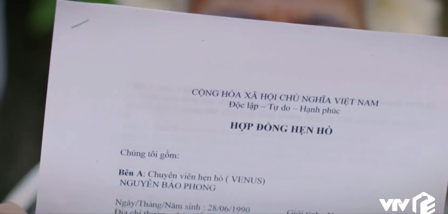 "Hợp đồng hẹn h&ograve;" v&ocirc; t&igrave;nh bị lộ khi cả nh&agrave; c&ugrave;ng chơi tr&ograve; chơi.