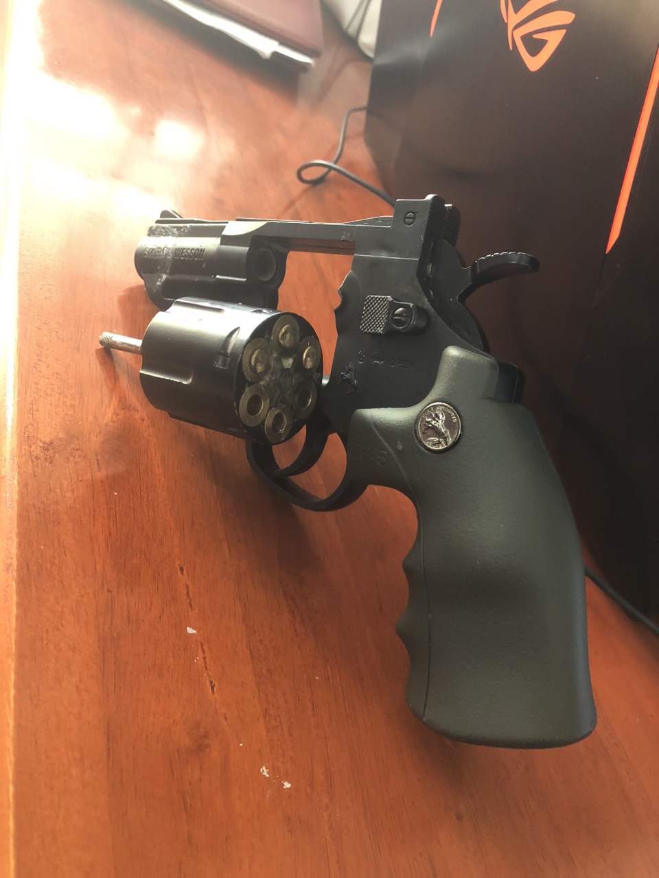 Bị tấn c&ocirc;ng trong l&uacute;c nhậu, thanh ni&ecirc;n nổ s&uacute;ng bắn bị thương người đ&agrave;n &ocirc;ng - Ảnh 2.