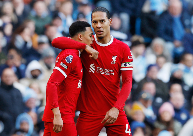 Alexander-Arnold h&oacute;a người h&ugrave;ng, Liverpool su&yacute;t khiến Man City &ocirc;m hận  - Ảnh 1.