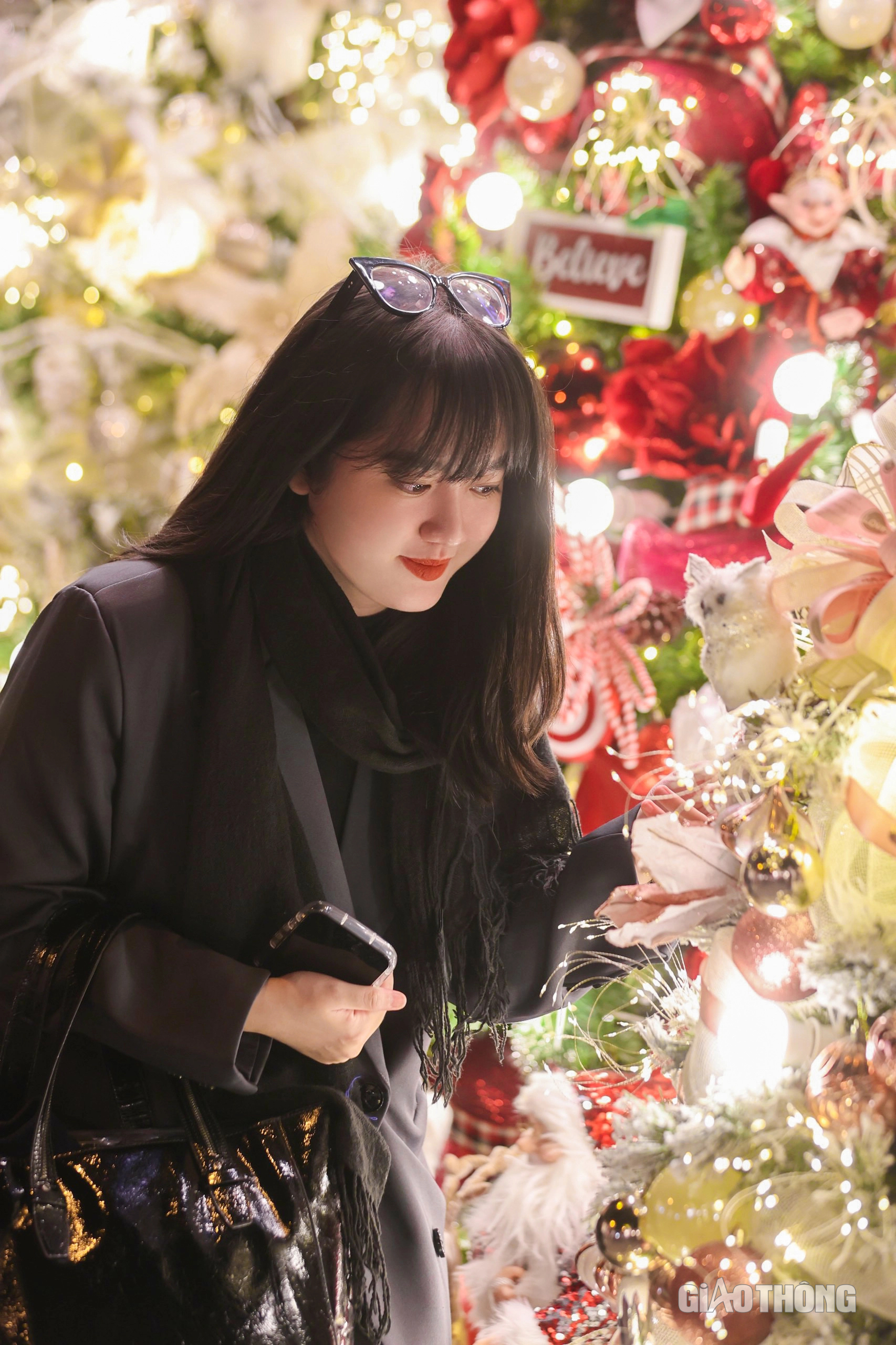 Giới trẻ Hà thành diện đồ lên phố đón Giáng sinh sớm - Ảnh 6. Giới trẻ Hà thành diện đồ lên phố đón Giáng sinh sớm - Ảnh 6.