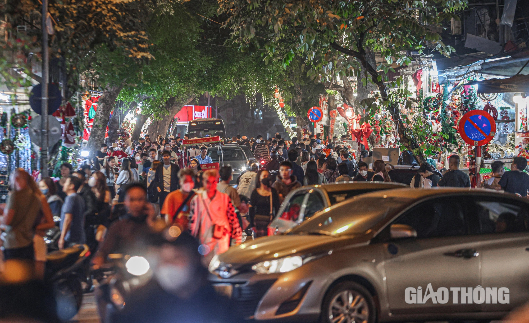 Giới trẻ Hà thành diện đồ lên phố đón Giáng sinh sớm - Ảnh 10. Giới trẻ Hà thành diện đồ lên phố đón Giáng sinh sớm - Ảnh 10.