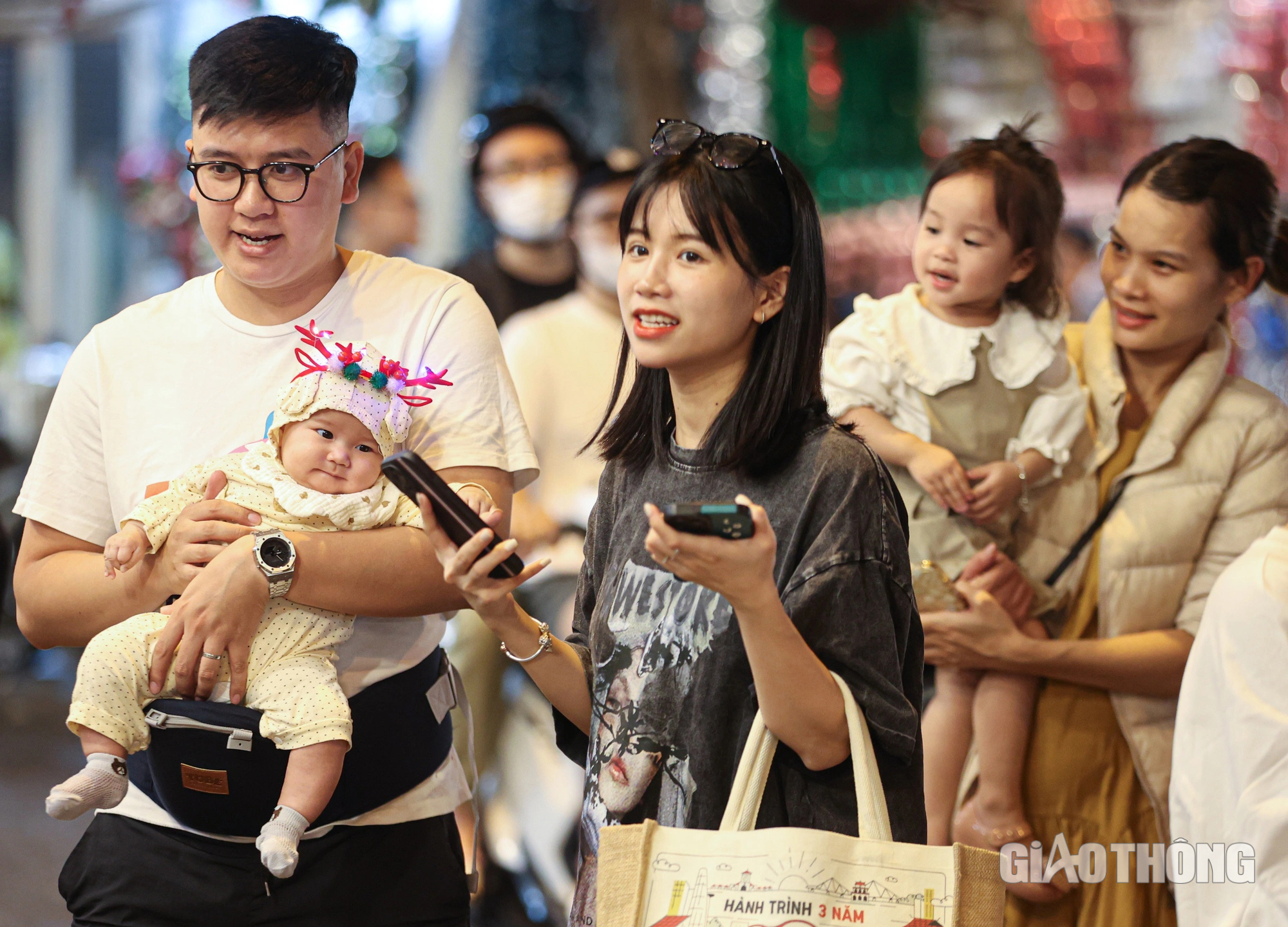 Giới trẻ Hà thành diện đồ lên phố đón Giáng sinh sớm - Ảnh 8. Giới trẻ Hà thành diện đồ lên phố đón Giáng sinh sớm - Ảnh 8.