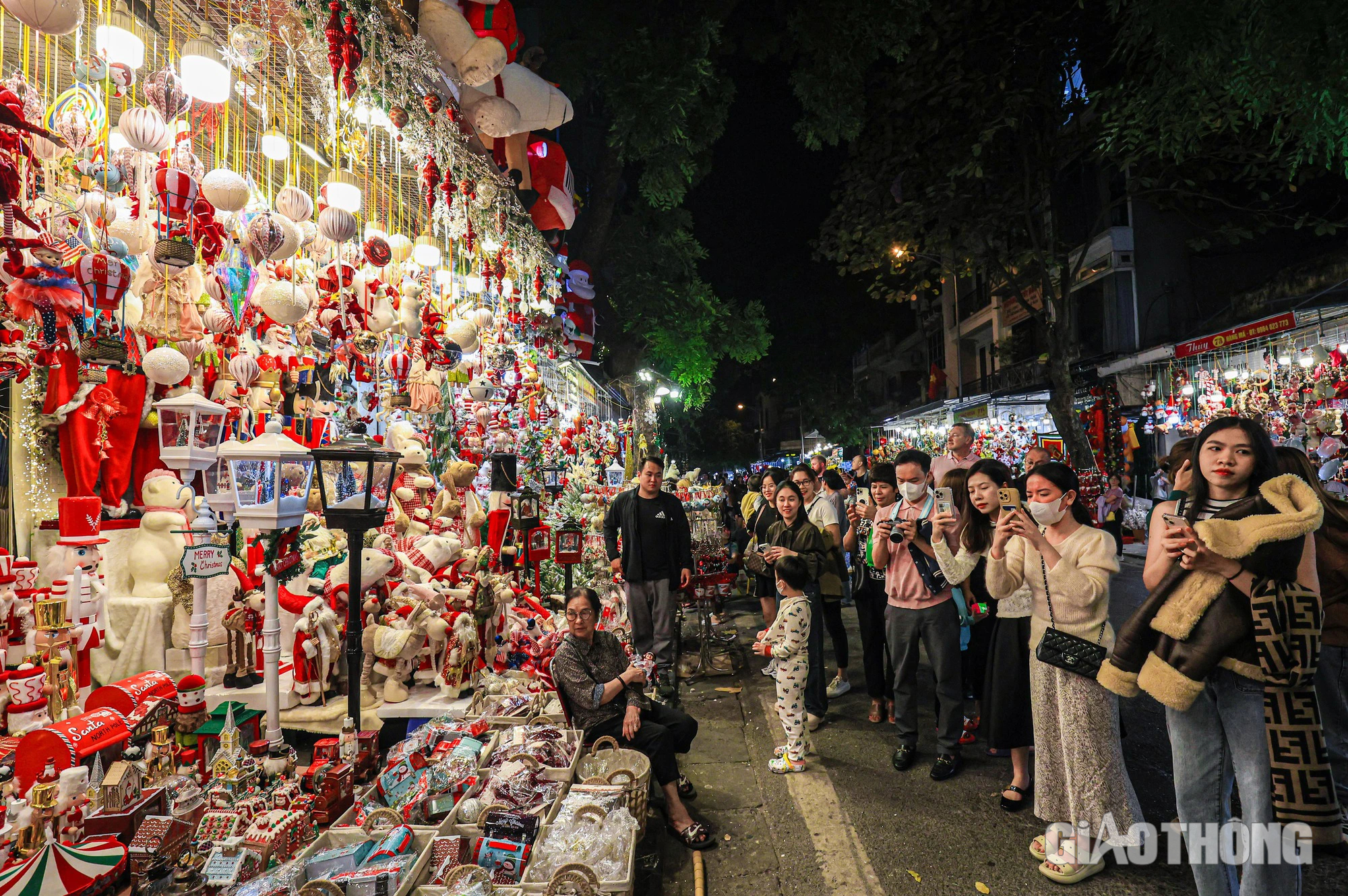 Giới trẻ Hà thành diện đồ lên phố đón Giáng sinh sớm - Ảnh 1. Giới trẻ Hà thành diện đồ lên phố đón Giáng sinh sớm - Ảnh 1.