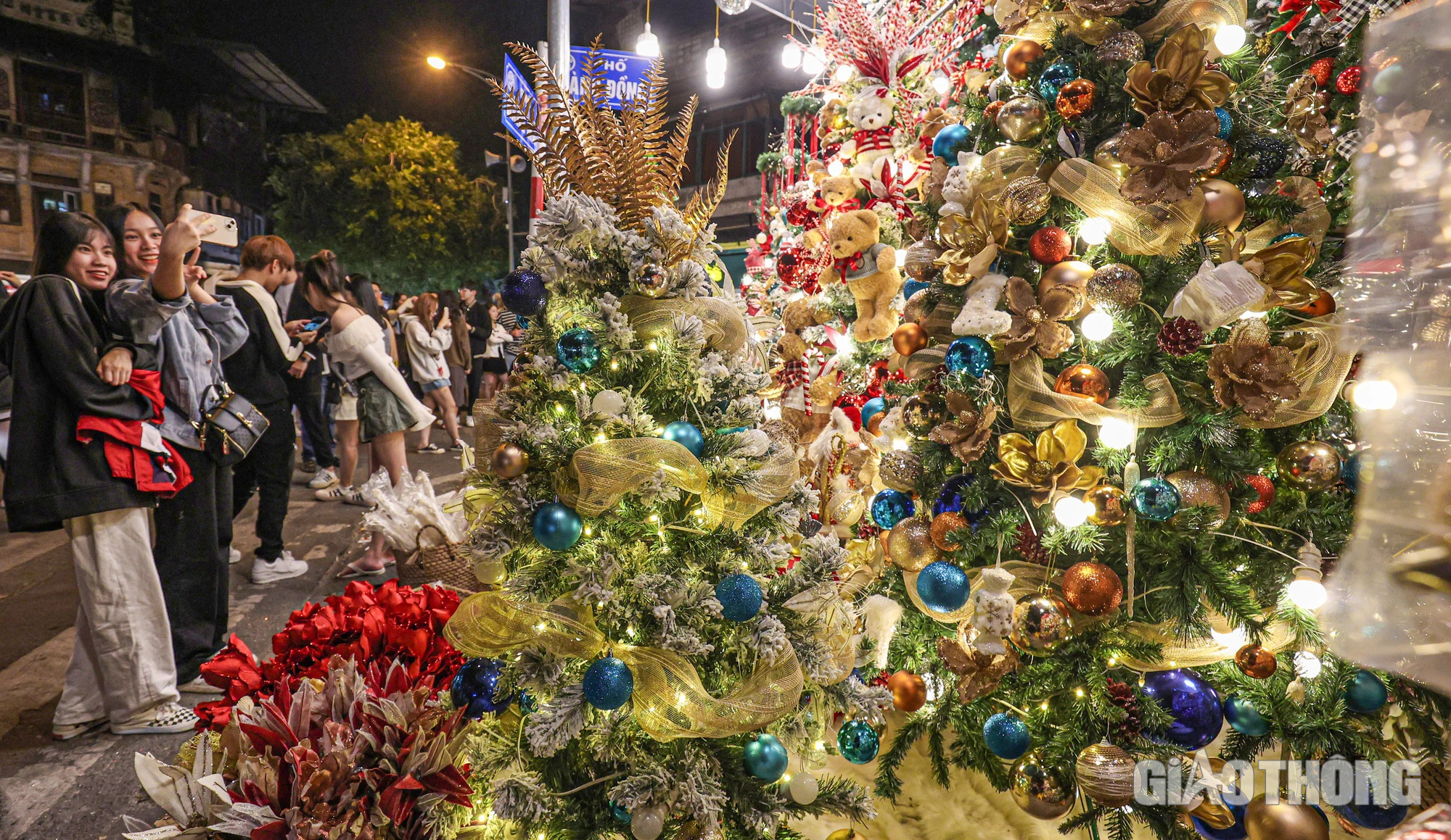 Giới trẻ Hà thành diện đồ lên phố đón Giáng sinh sớm - Ảnh 2. Giới trẻ Hà thành diện đồ lên phố đón Giáng sinh sớm - Ảnh 2.