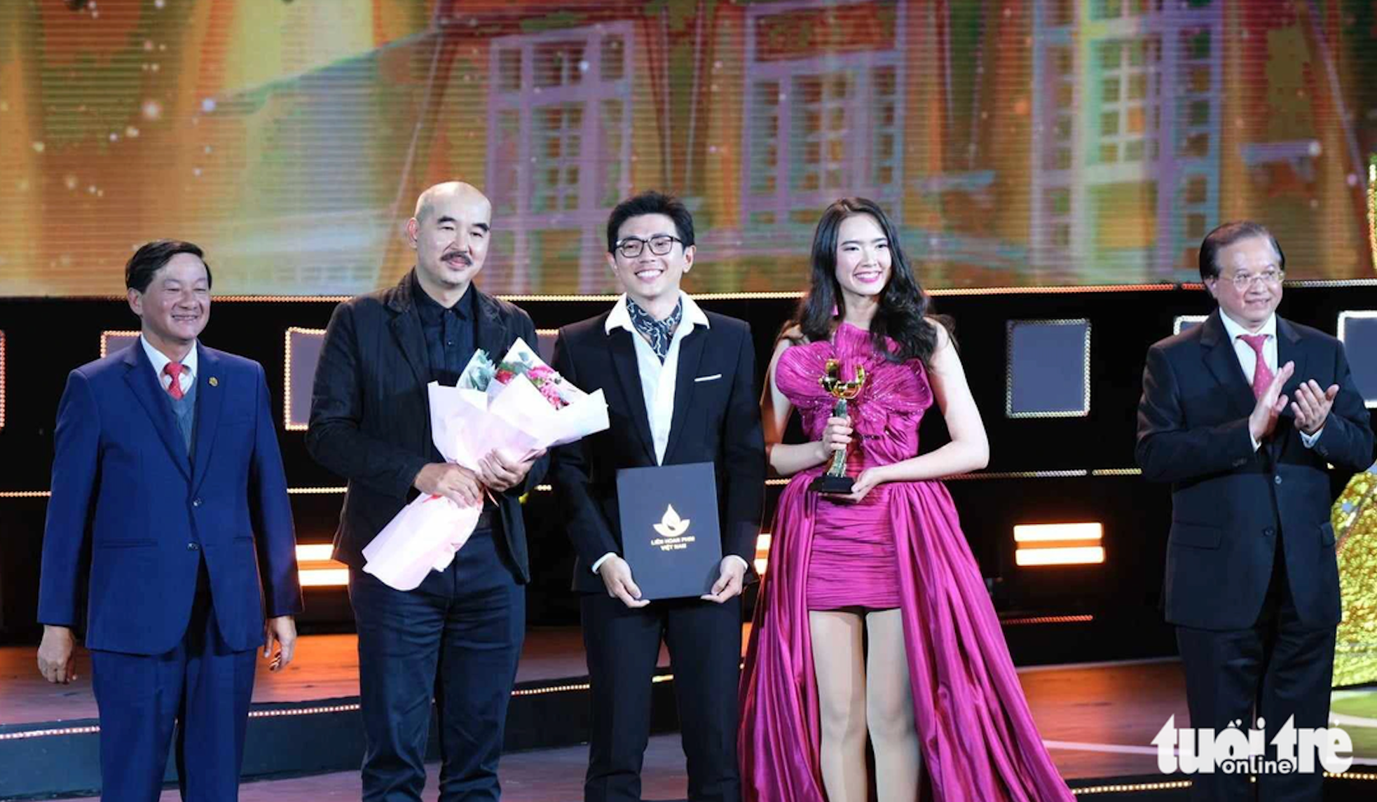 Li&ecirc;n hoan phim VN: "Tro t&agrave;n rực rỡ" thắng B&ocirc;ng sen v&agrave;ng, "Đất rừng phương Nam" trắng tay - Ảnh 1.