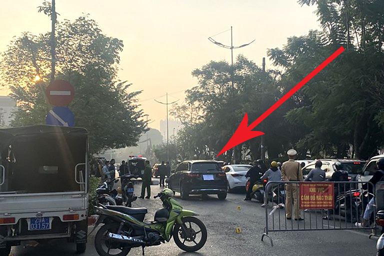 H&agrave; Nội: Người đi bộ tử vong sau va chạm với &ocirc; t&ocirc; Mercedes
 - Ảnh 1.