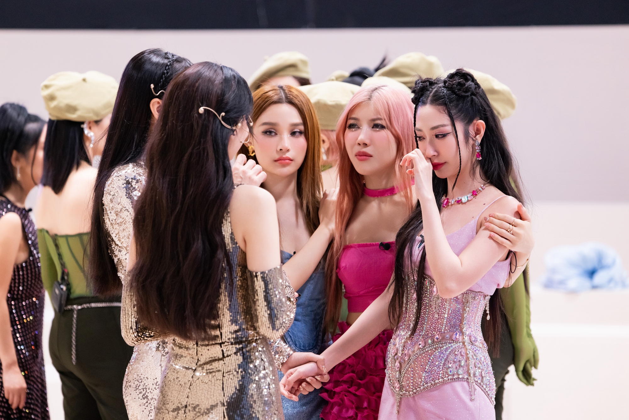 Chị đẹp 2023: Bảo Anh rơi nước mắt phải dừng ch&acirc;n, diva Hồng Nhung đu d&acirc;y phải v&agrave;o viện  - Ảnh 2.