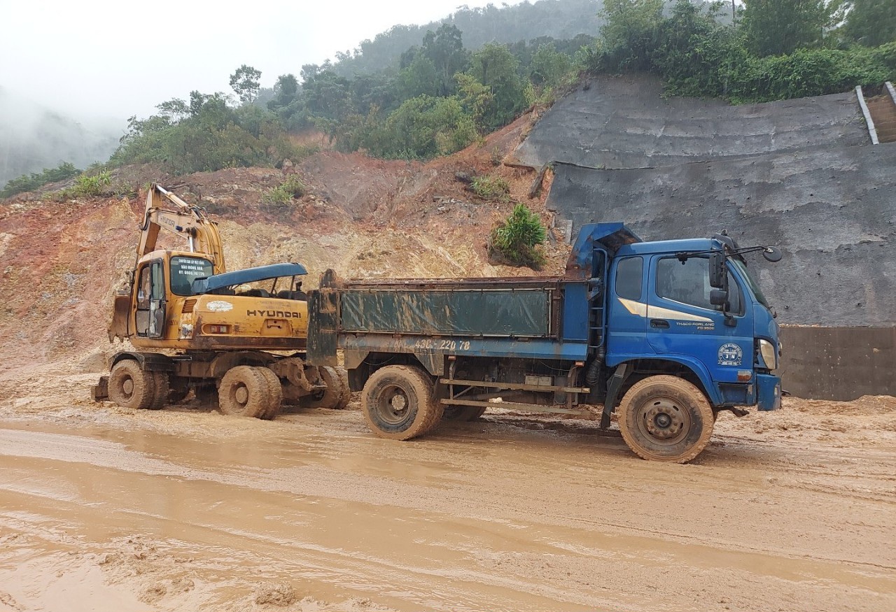 B&aacute;m đường ng&agrave;y đ&ecirc;m xử l&yacute; sạt lở tr&ecirc;n tuyến La Sơn - H&ograve;a Li&ecirc;n - Ảnh 2.