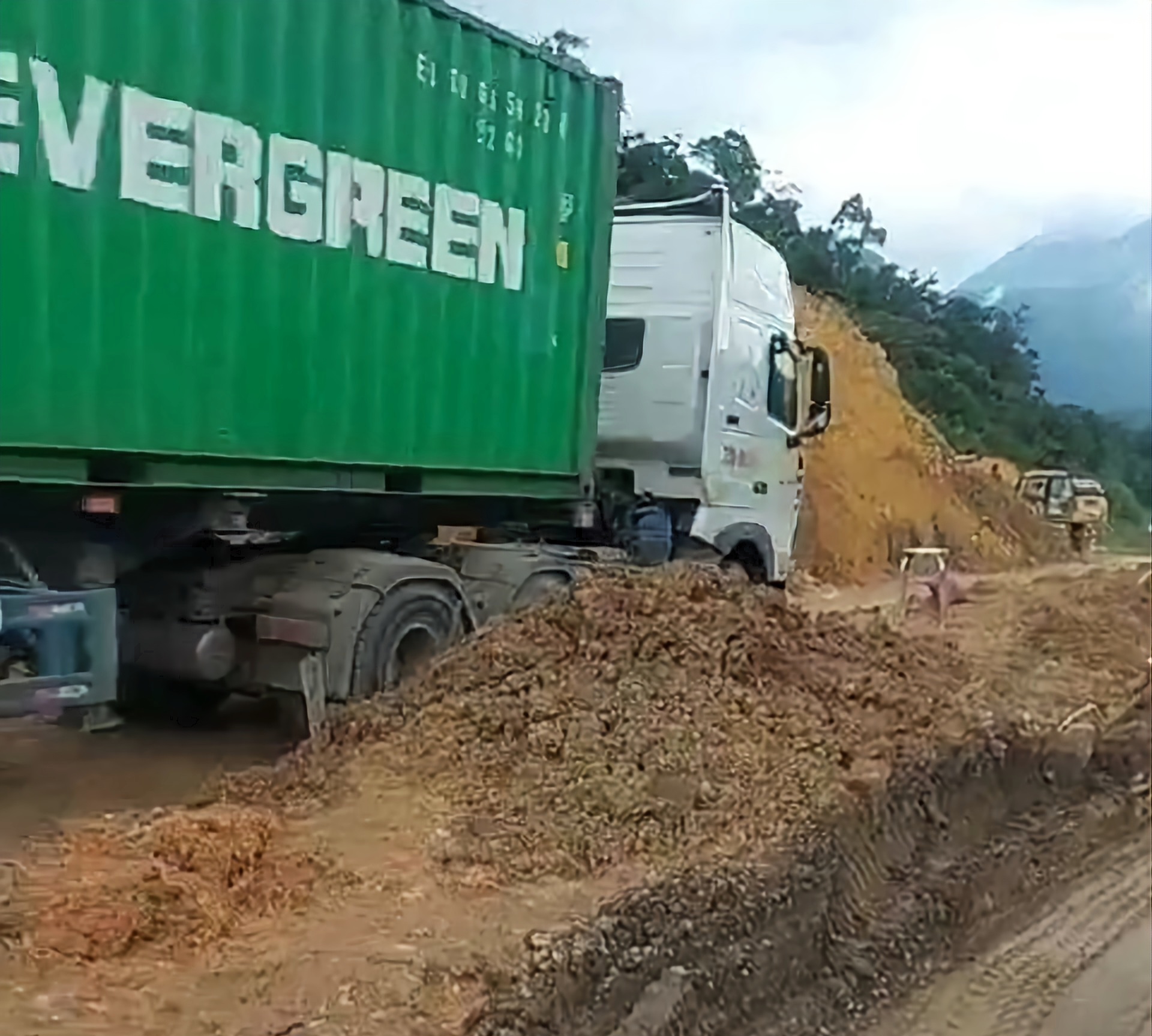 B&aacute;m đường ng&agrave;y đ&ecirc;m xử l&yacute; sạt lở tr&ecirc;n tuyến La Sơn - H&ograve;a Li&ecirc;n - Ảnh 3.