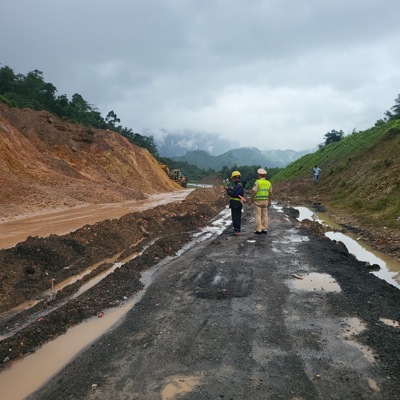 B&aacute;m đường ng&agrave;y đ&ecirc;m xử l&yacute; sạt lở tr&ecirc;n tuyến La Sơn - H&ograve;a Li&ecirc;n - Ảnh 4.