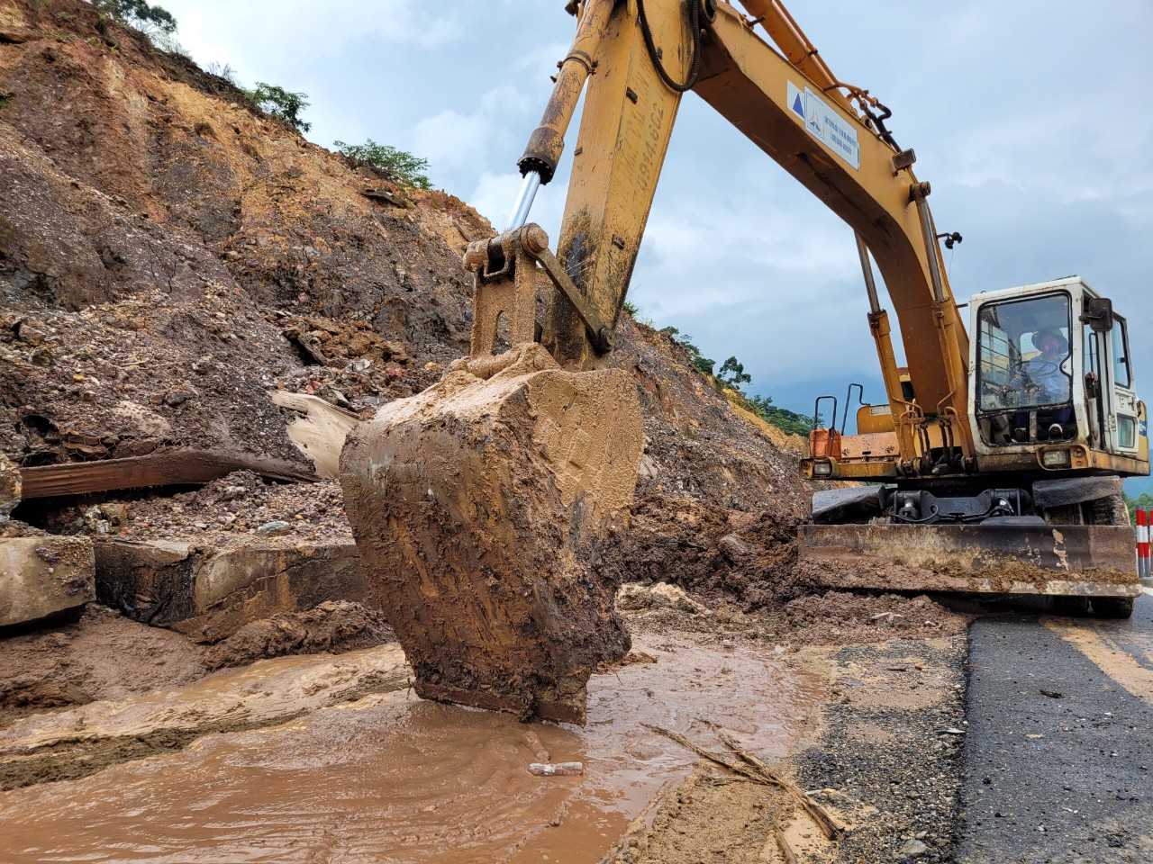 B&aacute;m đường ng&agrave;y đ&ecirc;m xử l&yacute; sạt lở tr&ecirc;n tuyến La Sơn - H&ograve;a Li&ecirc;n - Ảnh 8.