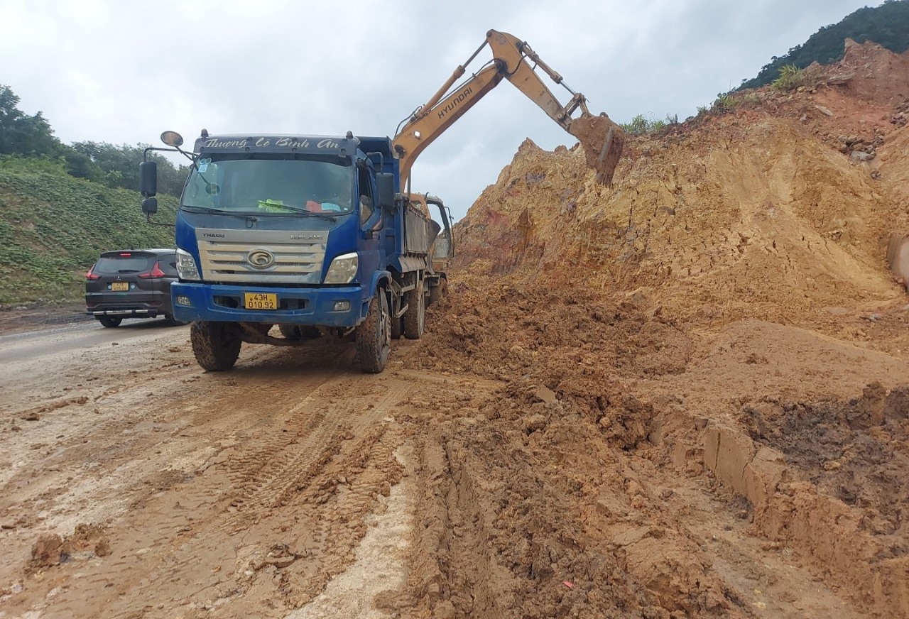 B&aacute;m đường ng&agrave;y đ&ecirc;m xử l&yacute; sạt lở tr&ecirc;n tuyến La Sơn - H&ograve;a Li&ecirc;n - Ảnh 5.