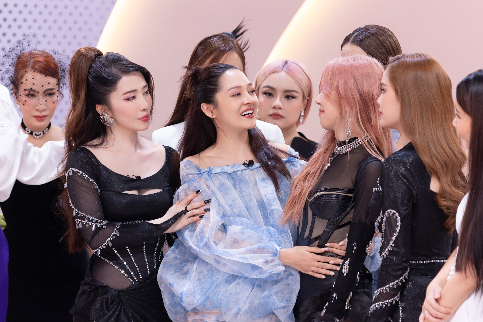 Chị đẹp 2023: Bảo Anh rơi nước mắt phải dừng ch&acirc;n, diva Hồng Nhung đu d&acirc;y phải v&agrave;o viện  - Ảnh 1.