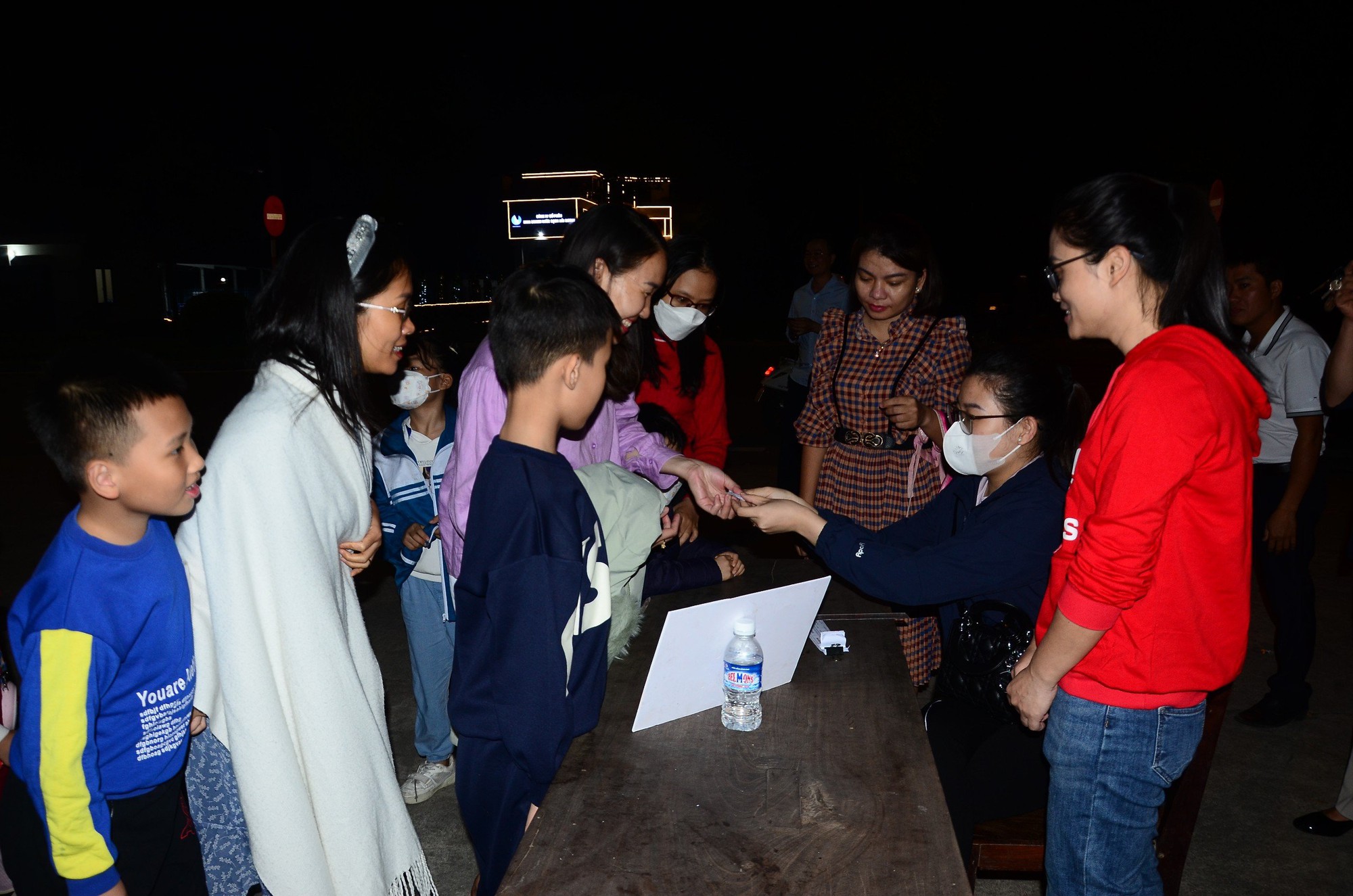 Người d&acirc;n Hải Dương tấp nập xem phim đen trắng như thời bao cấp - Ảnh 2.