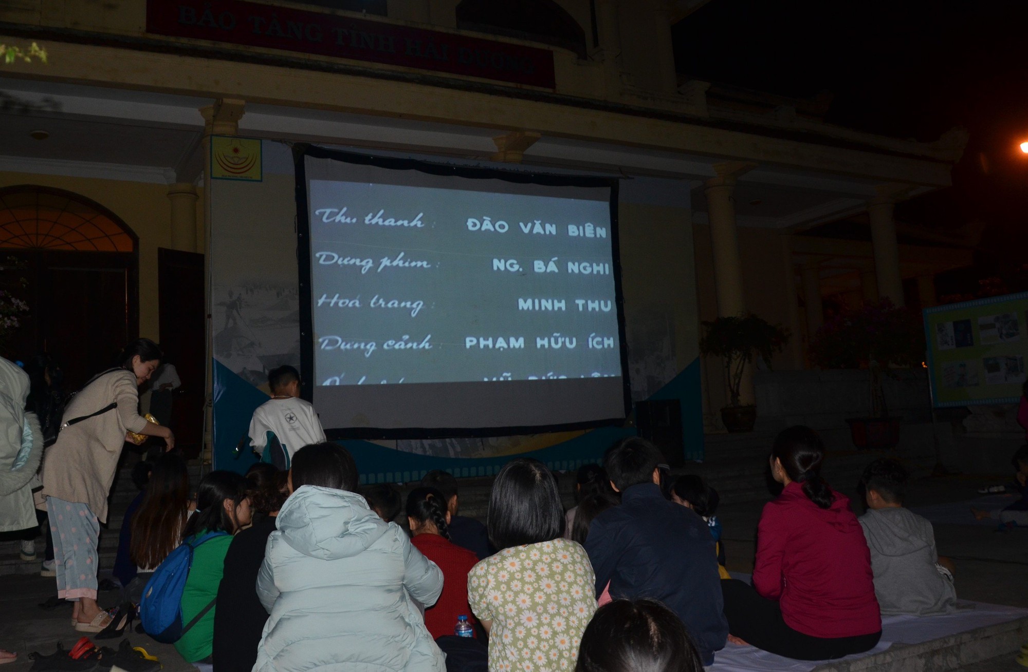 Người d&acirc;n Hải Dương tấp nập xem phim đen trắng như thời bao cấp - Ảnh 6.