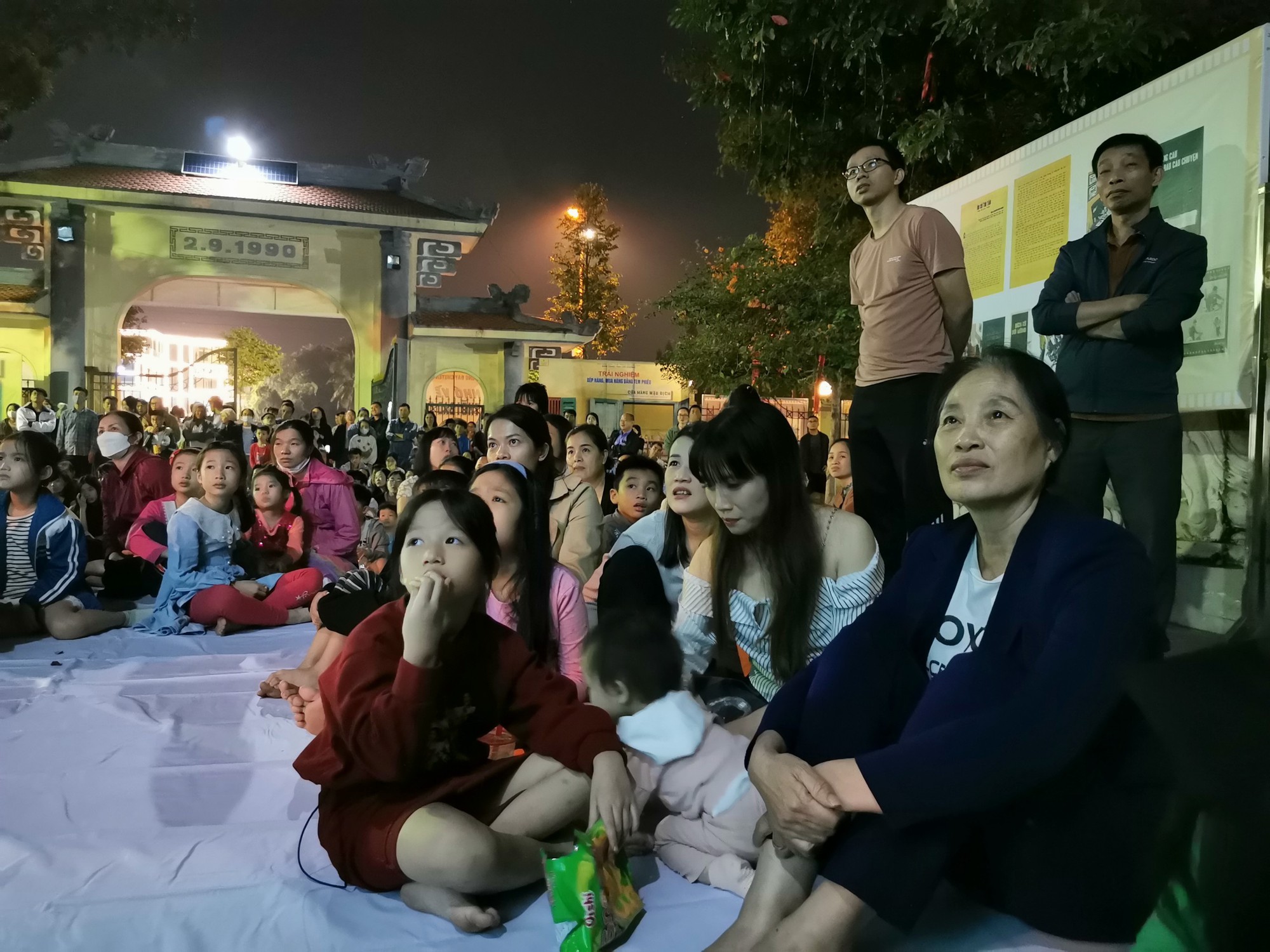 Người d&acirc;n Hải Dương tấp nập xem phim đen trắng như thời bao cấp - Ảnh 5.