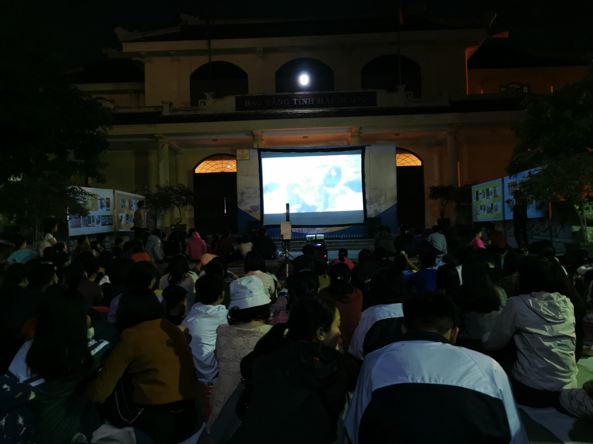 Người d&acirc;n Hải Dương tấp nập xem phim đen trắng như thời bao cấp - Ảnh 10.