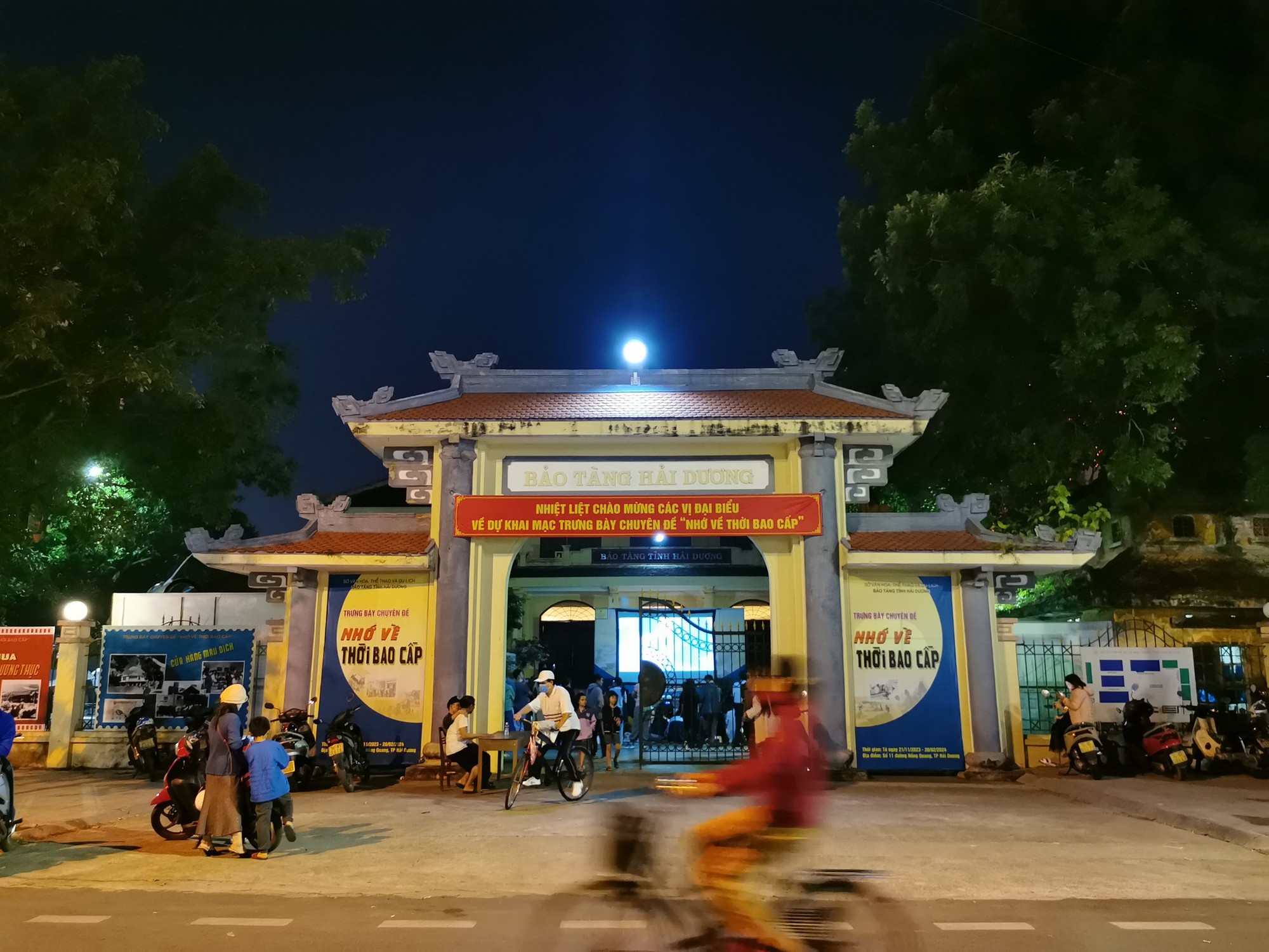 Người d&acirc;n Hải Dương tấp nập xem phim đen trắng như thời bao cấp - Ảnh 1.