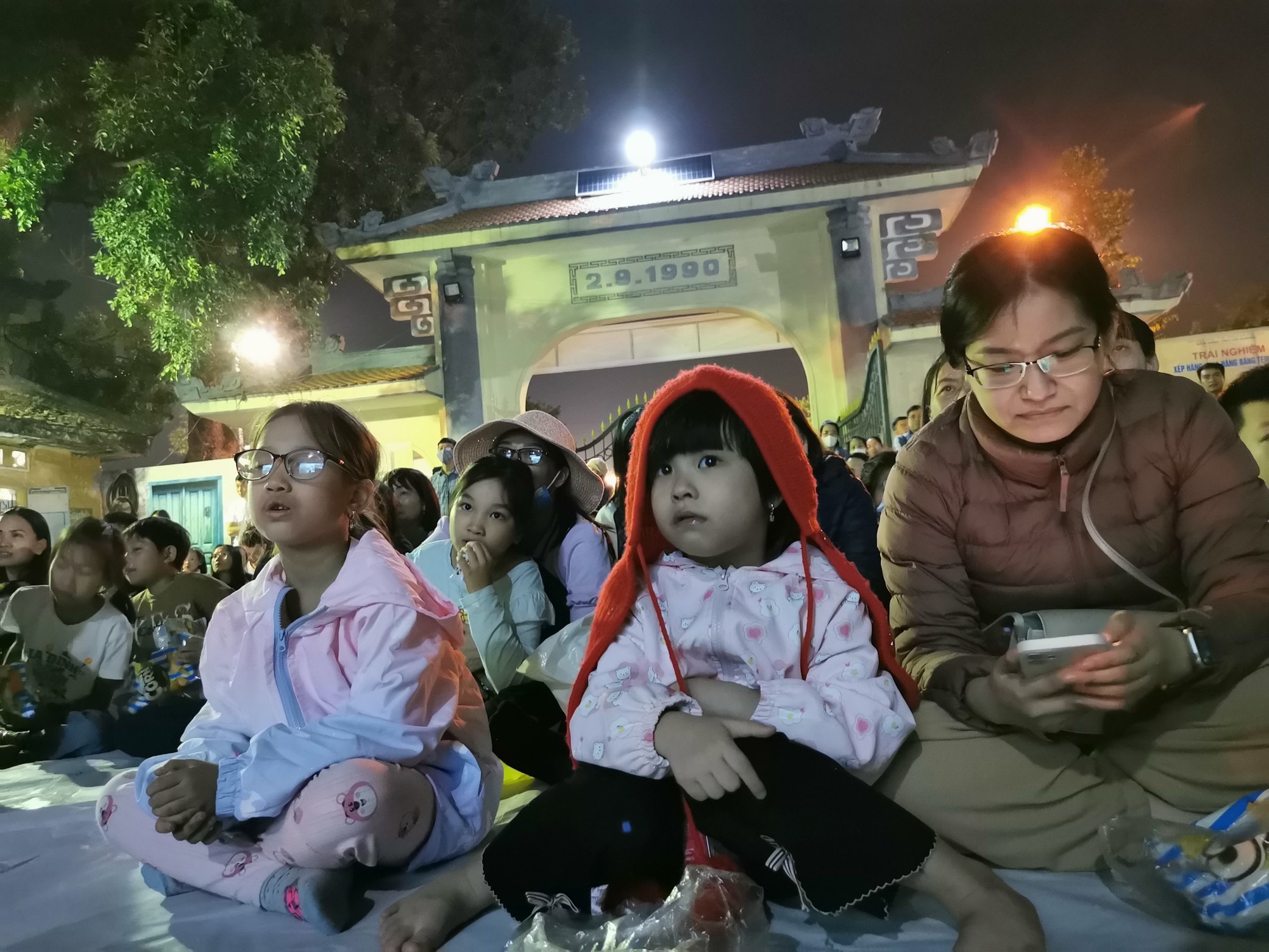 Người d&acirc;n Hải Dương tấp nập xem phim đen trắng như thời bao cấp - Ảnh 8.