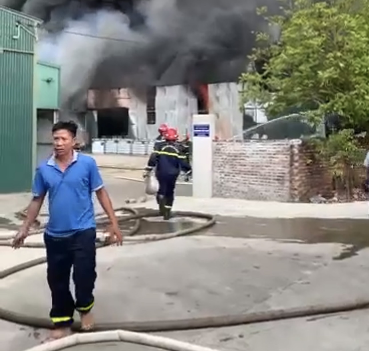 Hải Phòng: Cháy kho hóa chất khói lớn bốc cao hàng trăm mét - Ảnh 2. Hải Phòng: Cháy kho hóa chất khói lớn bốc cao hàng trăm mét - Ảnh 2.