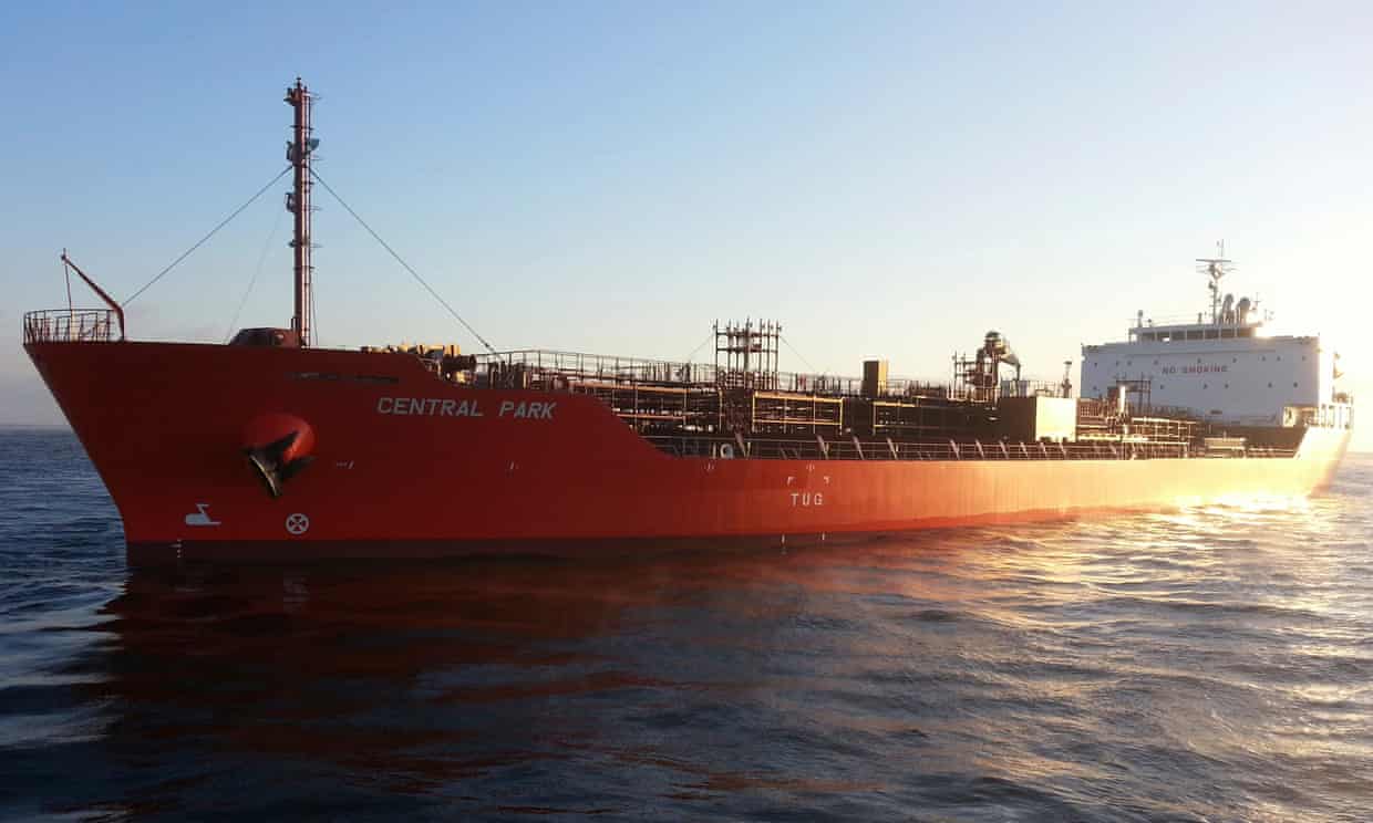 T&agrave;u chiến Mỹ giải cứu t&agrave;u chở h&agrave;ng c&oacute; thuyền vi&ecirc;n người Việt bị tấn c&ocirc;ng gần Yemen - Ảnh 1.