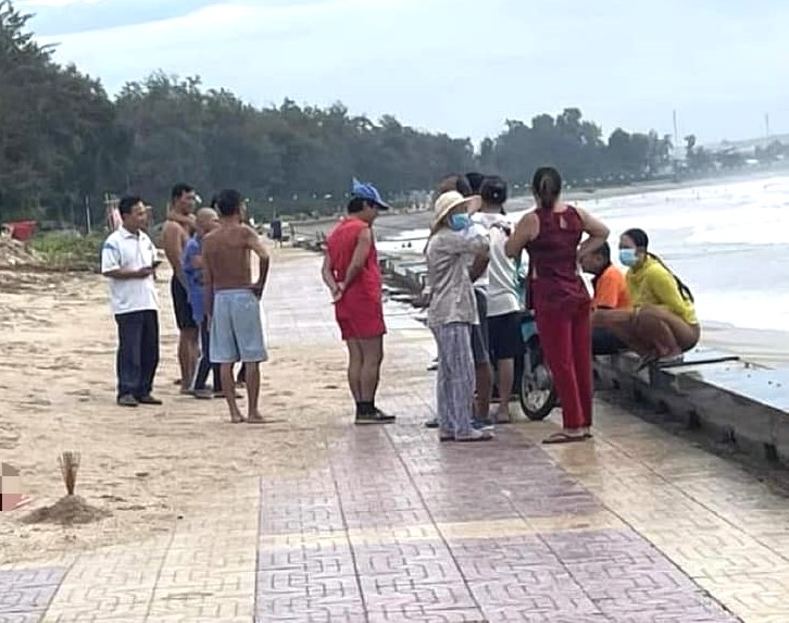 B&igrave;nh Thuận: Thi thể người đ&agrave;n &ocirc;ng 60 tuổi tr&ocirc;i dạt v&agrave;o b&atilde;i tắm Đồi Dương - Ảnh 1.