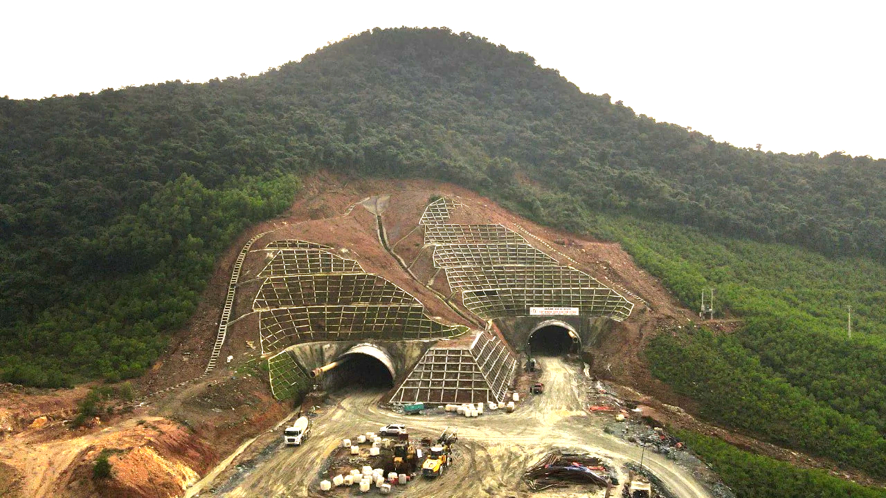Hầm xuyên núi cao tốc Bắc - Nam đoạn qua Hà Tĩnh đang được thi công như thế nào? - Ảnh 1. Hầm xuyên núi cao tốc Bắc - Nam đoạn qua Hà Tĩnh đang được thi công như thế nào? - Ảnh 1.