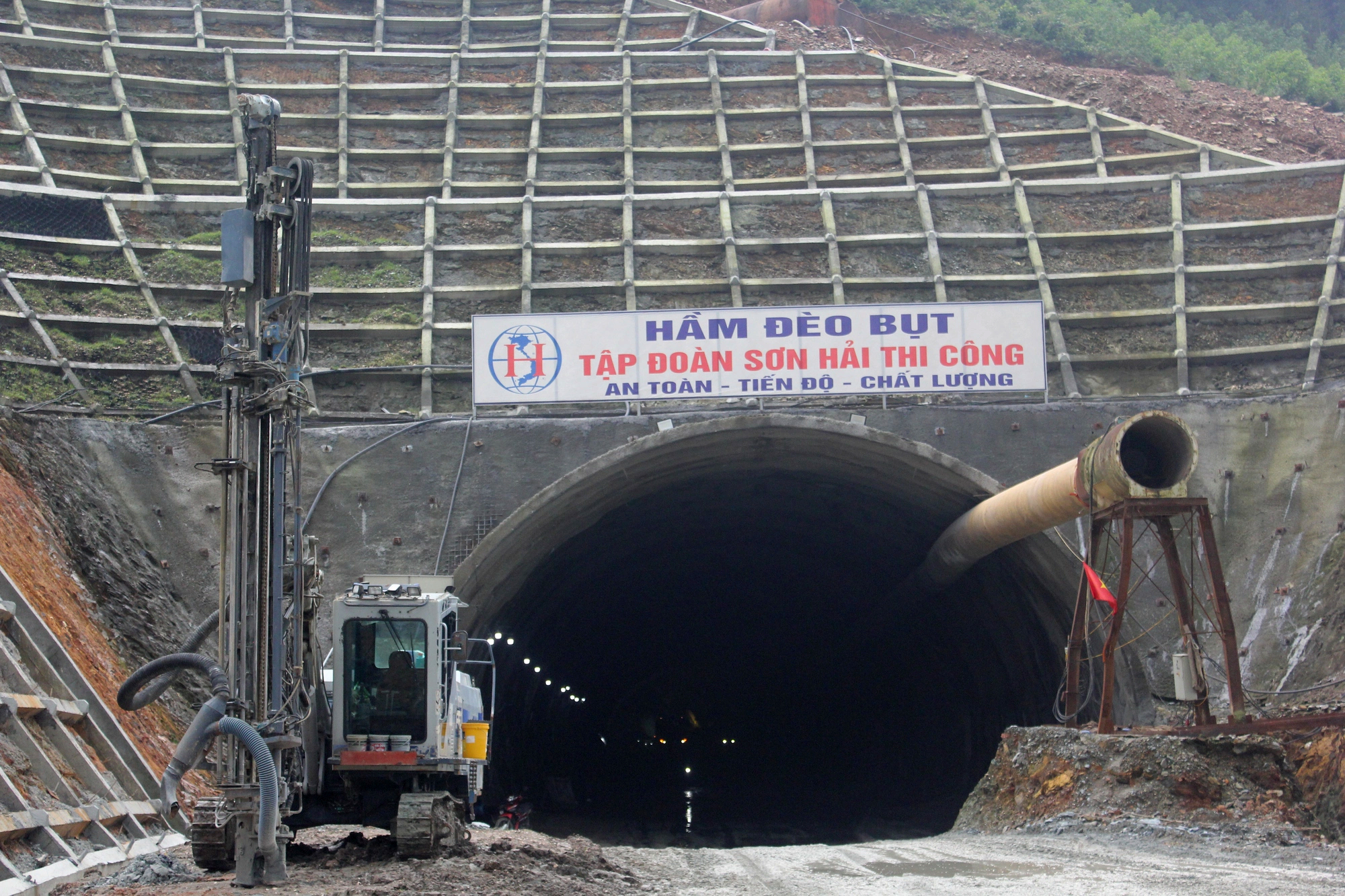 Hầm xuyên núi cao tốc Bắc - Nam đoạn qua Hà Tĩnh đang được thi công như thế nào? - Ảnh 2. Hầm xuyên núi cao tốc Bắc - Nam đoạn qua Hà Tĩnh đang được thi công như thế nào? - Ảnh 2.