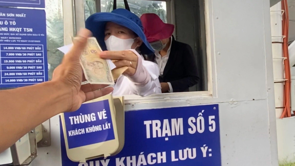 Sắp thu ph&iacute; tự động ở 5 s&acirc;n bay đ&ocirc;ng kh&aacute;ch nhất cả nước - Ảnh 1.