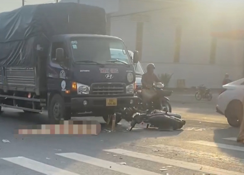 Sau 2 c&uacute; va chạm li&ecirc;n tiếp với &ocirc; t&ocirc; v&agrave; xe tải, người đ&agrave;n &ocirc;ng tử vong tại chỗ. - Ảnh 1.