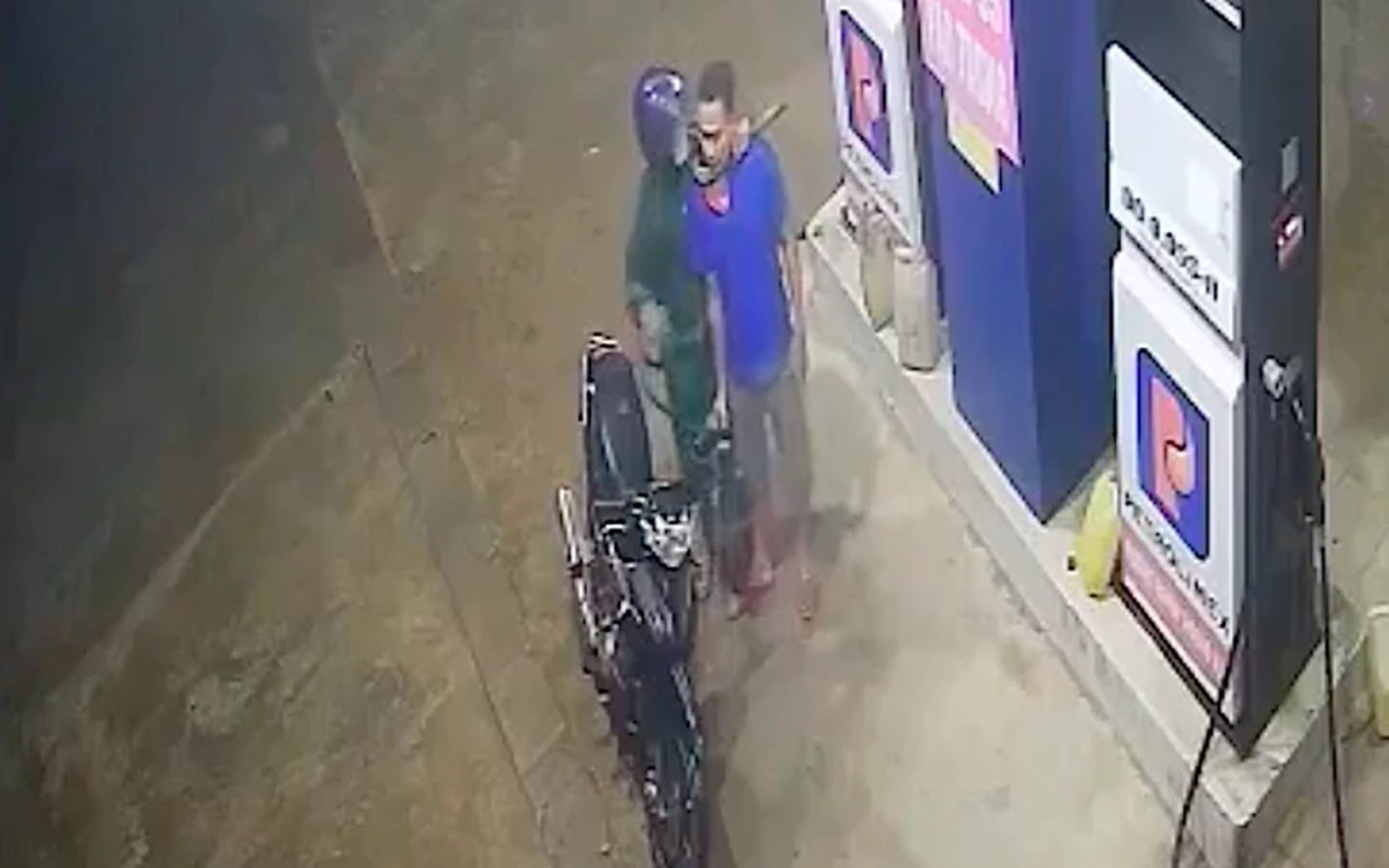Nh&acirc;n vi&ecirc;n c&acirc;y xăng bị kh&aacute;ch kề hung kh&iacute; v&agrave;o cổ rồi cướp tiền