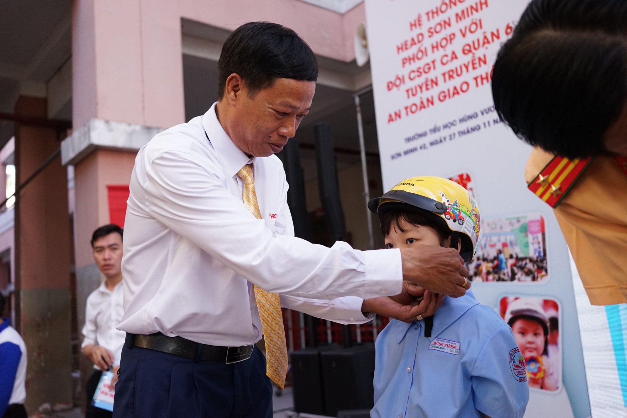 Tưng bừng buổi tuy&ecirc;n truyền ATGT ở trường tiểu học H&ugrave;ng Vương - Ảnh 3.