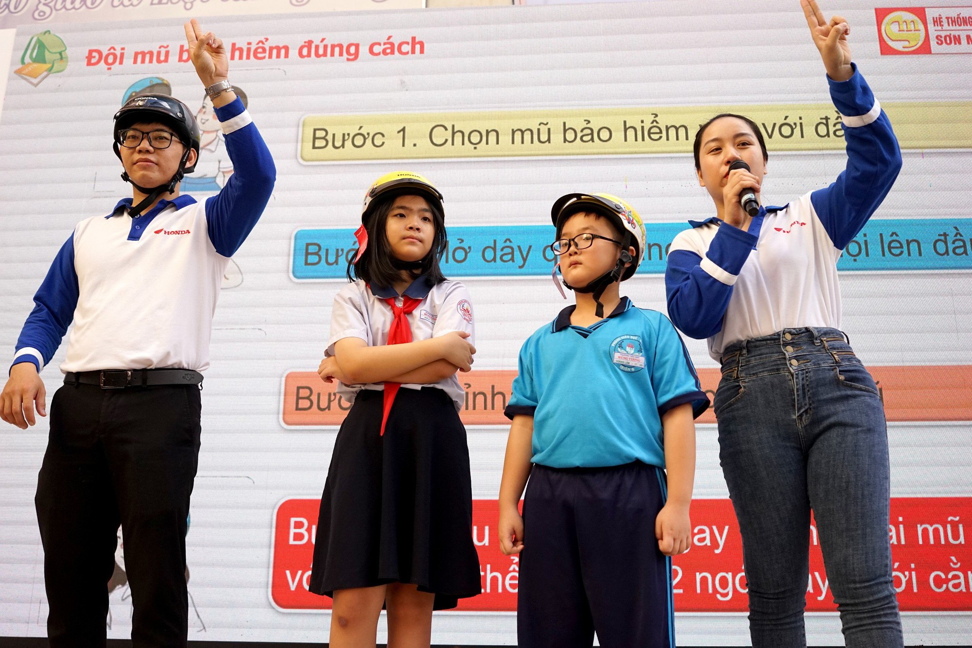 Tưng bừng buổi tuy&ecirc;n truyền ATGT ở trường tiểu học H&ugrave;ng Vương - Ảnh 5.