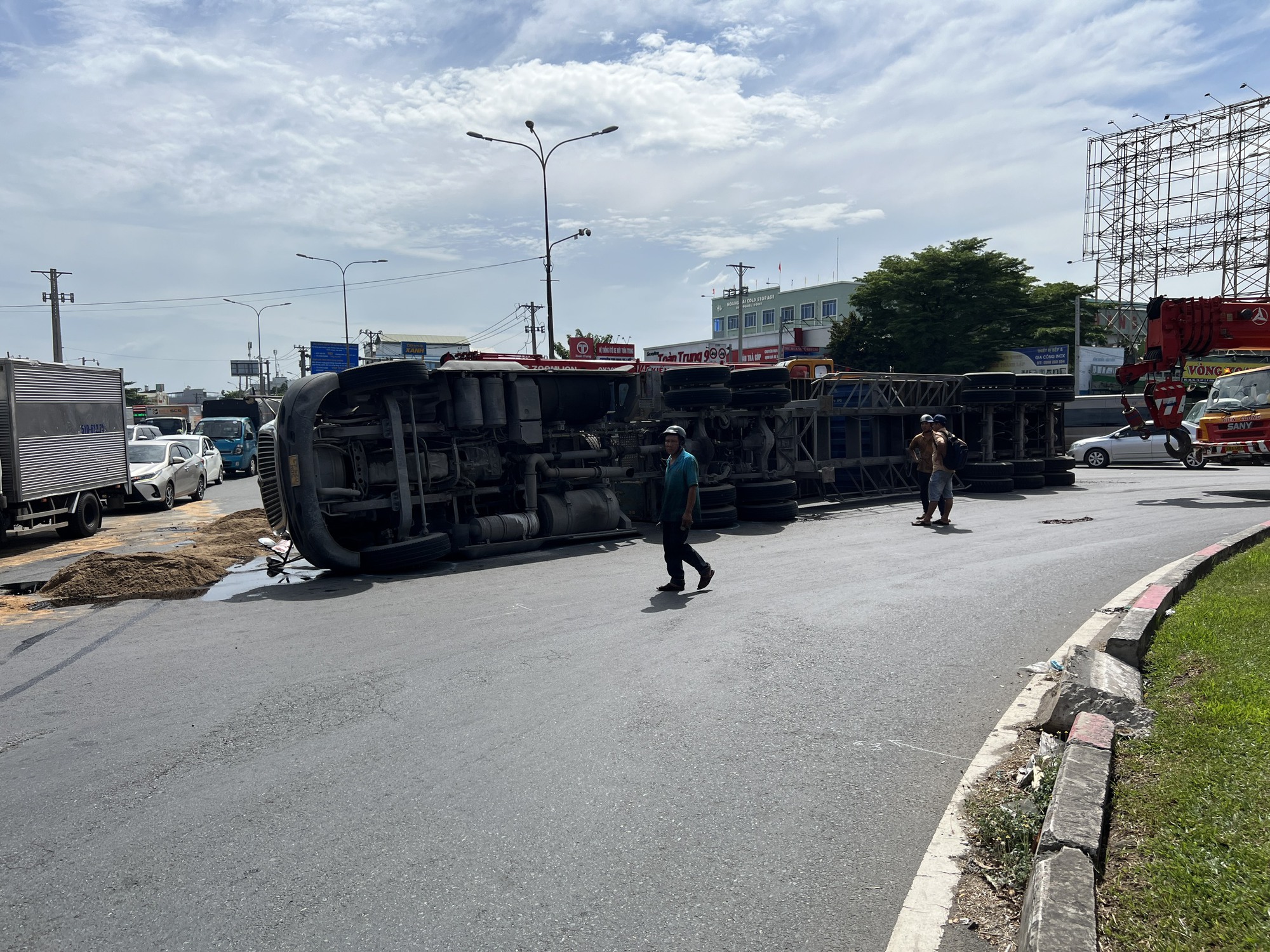 Xe container &ocirc;m cua lật nh&agrave;o ở v&ograve;ng xoay TP Thủ Đức  - Ảnh 1.