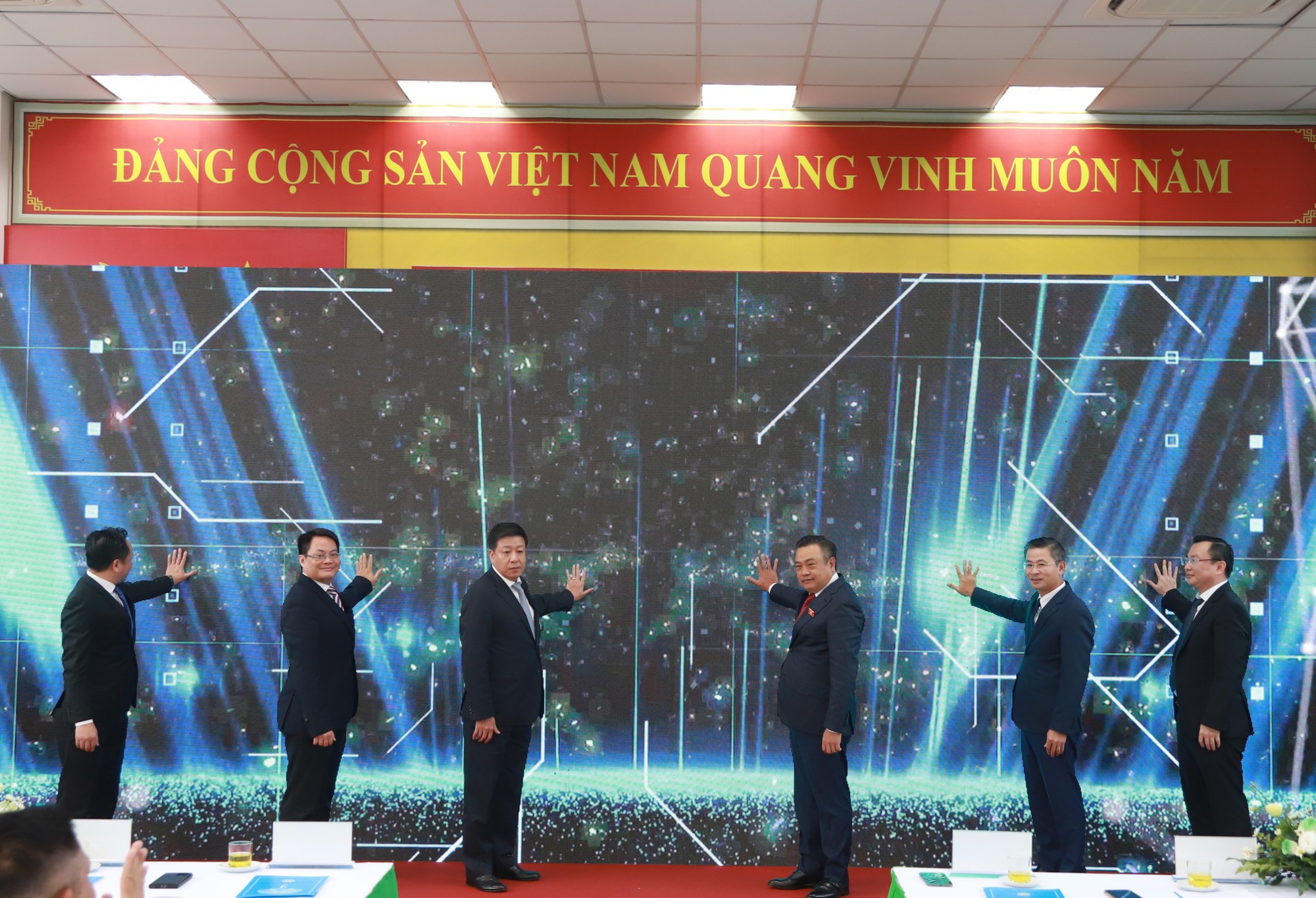 H&agrave; Nội th&iacute; điểm thẻ v&eacute; li&ecirc;n th&ocirc;ng tr&ecirc;n 14 tuyến bu&yacute;t - Ảnh 1.