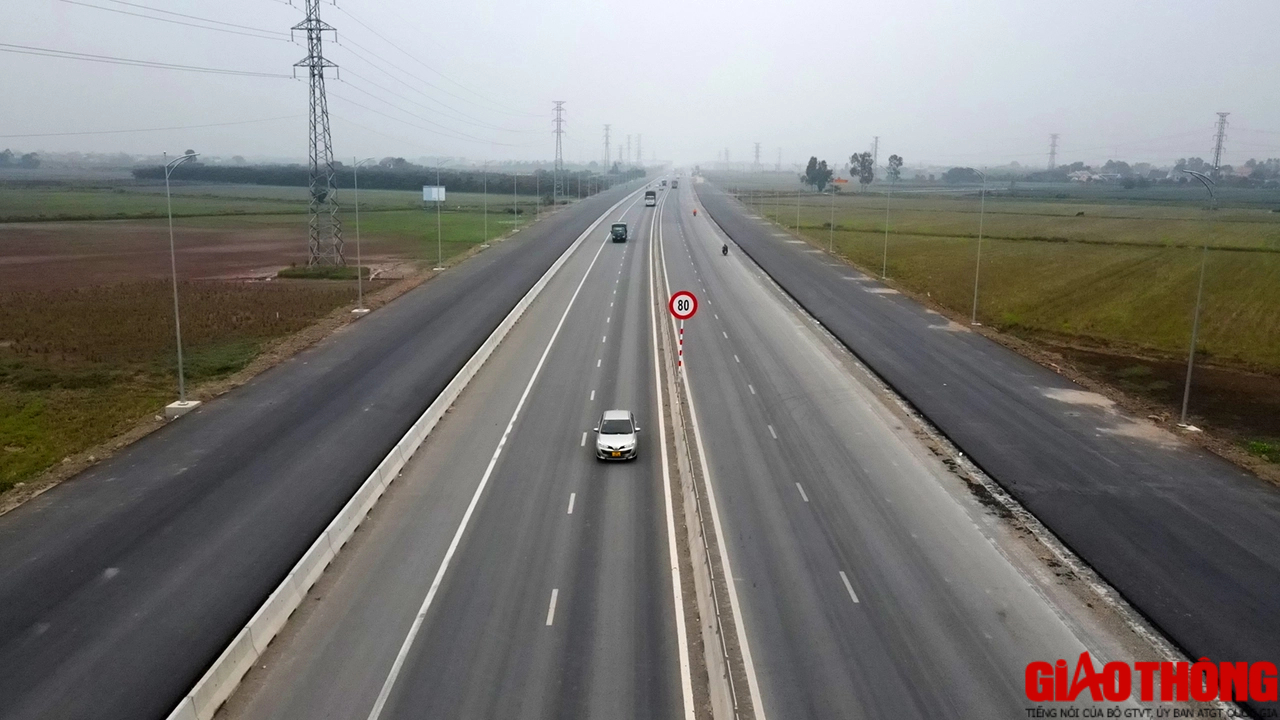 Đường nối 2 cao tốc qua H&agrave; Nam, Hưng Y&ecirc;n đẹp h&uacute;t hồn khi nh&igrave;n từ tr&ecirc;n cao - Ảnh 4.