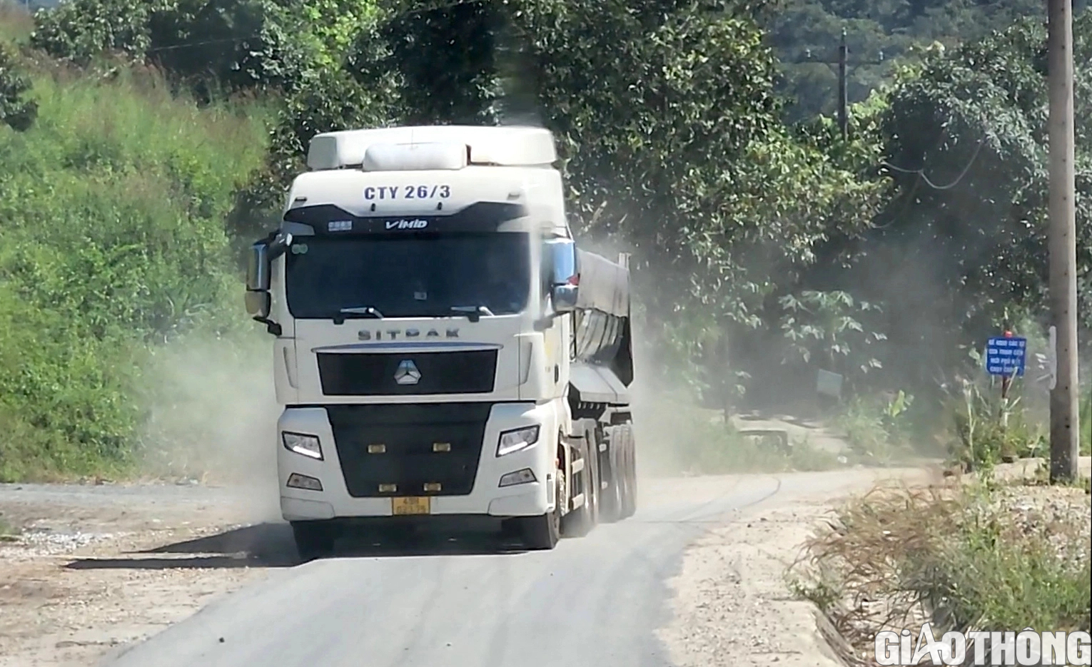 L&acirc;m đồng: D&acirc;n bất an với xe chở đ&aacute;, nơm nớp lo tai nạn - Ảnh 3.