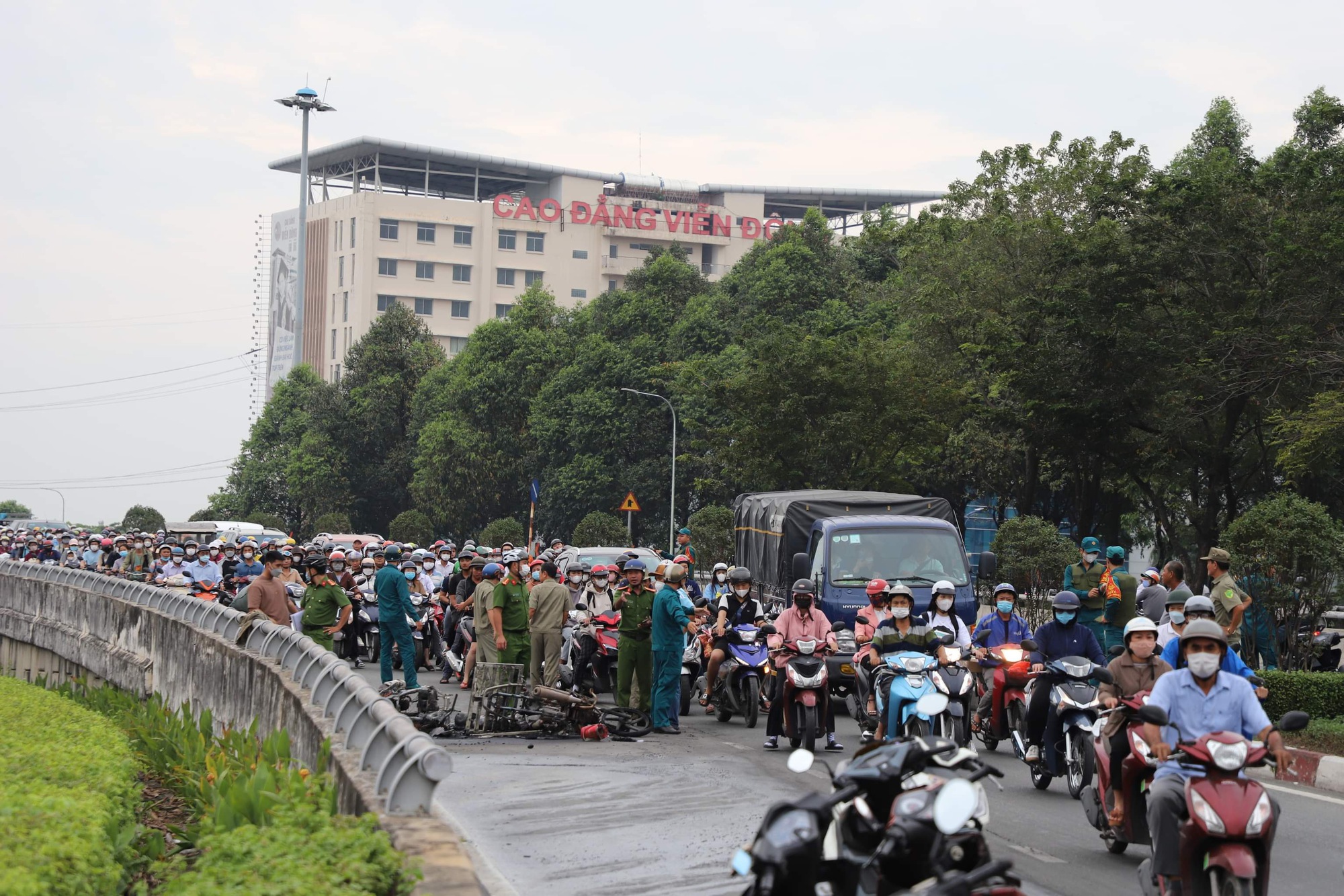 TP.HCM: Ch&aacute;y xe m&aacute;y tr&ecirc;n cầu vượt, &ugrave;n tắc kinh ho&agrave;ng cửa ng&otilde; ph&iacute;a T&acirc;y  - Ảnh 1.