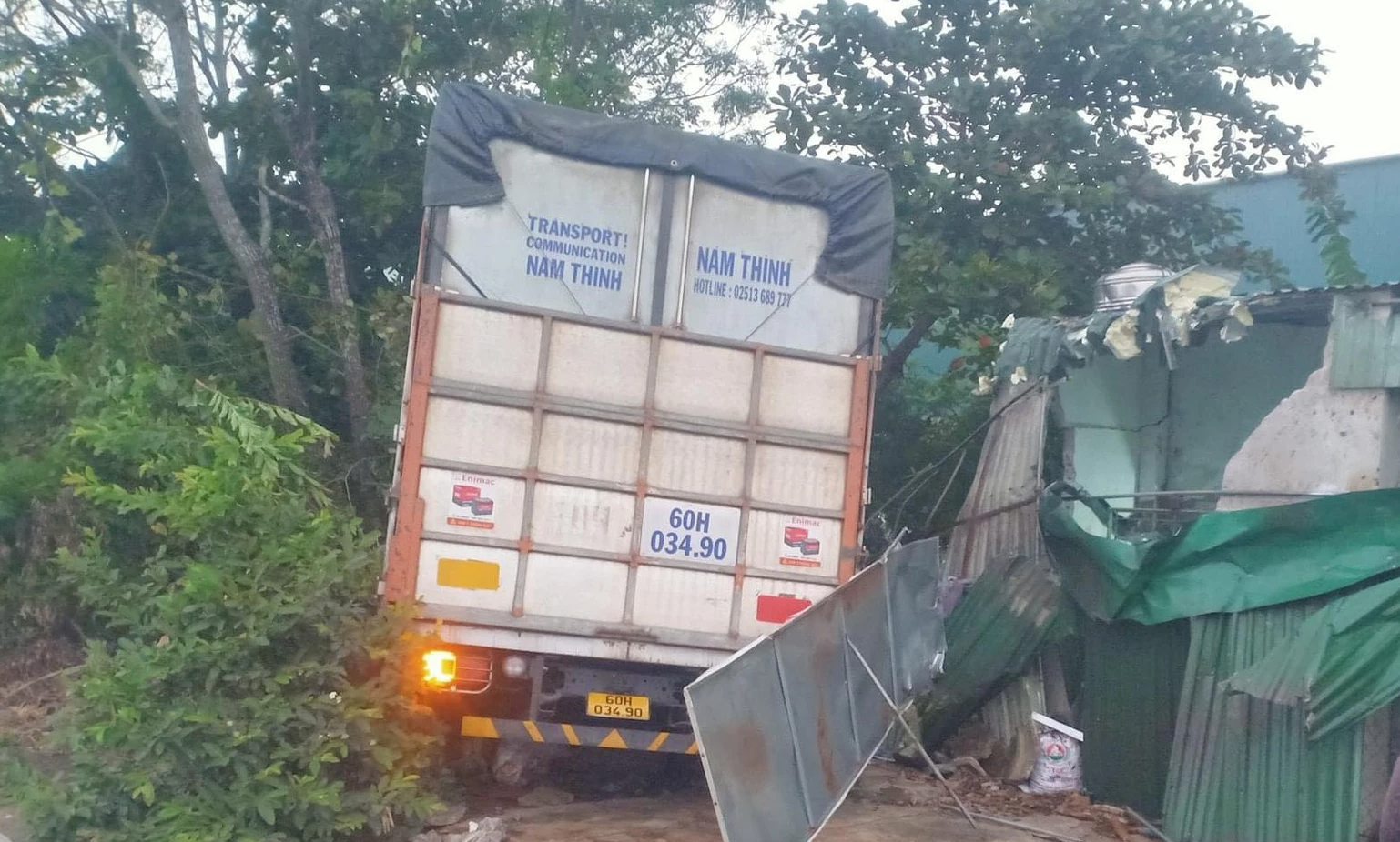 Xe tải lao v&agrave;o nh&agrave; d&acirc;n, cụ b&agrave; tử vong thương t&acirc;m - Ảnh 1.