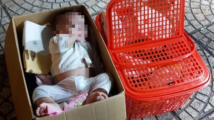 Đã có người đến nhận bé gái 6 tháng tuổi bị bỏ rơi ở Cà Mau - Ảnh 1. Đã có người đến nhận bé gái 6 tháng tuổi bị bỏ rơi ở Cà Mau - Ảnh 1.