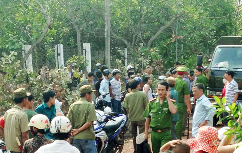 Con mang cơm đến, ph&aacute;t hiện mẹ tử vong với nhiều vết bầm t&iacute;m - Ảnh 1.