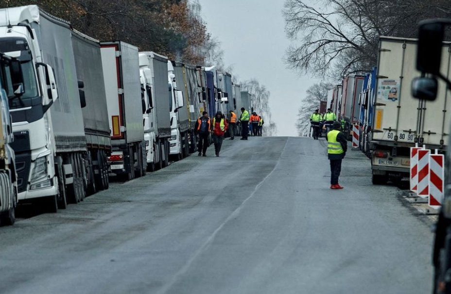 T&agrave;i xế xe tải Ba Lan phong tỏa cửa khẩu thứ 4 gi&aacute;p với Ukraine - Ảnh 1.