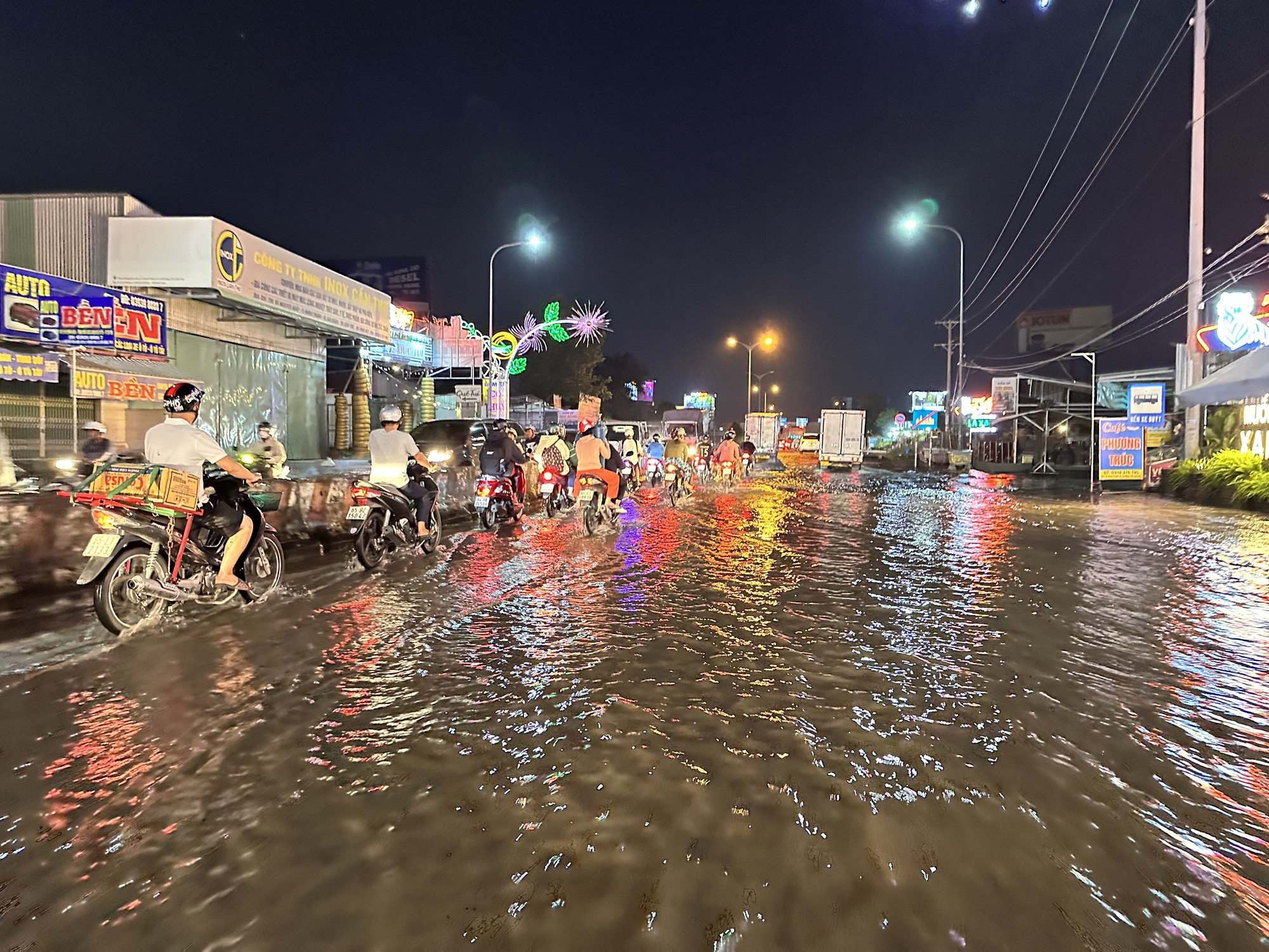 Cửa ng&otilde; ph&iacute;a nam v&agrave;o Cần Thơ ngập s&acirc;u khi triều cường đạt đỉnh bao giờ được n&acirc;ng cấp? - Ảnh 1.
