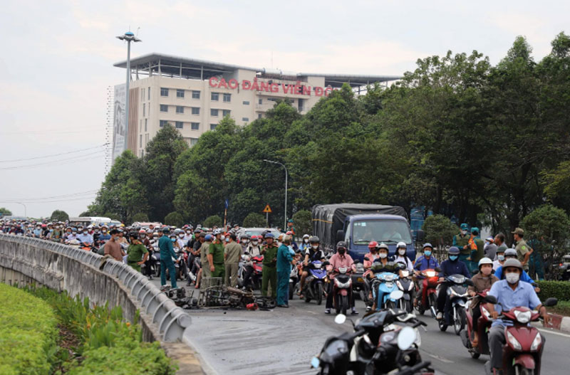 Hiện trường vụ &ugrave;n tắc tr&ecirc;n cầu vượt Quang Trung.