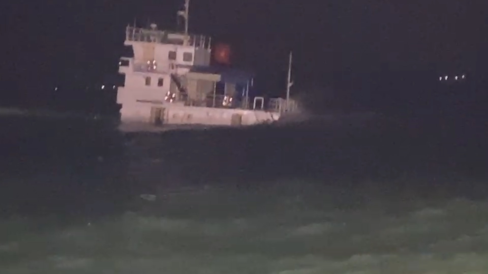 Tàu hàng 11 thuyền viên gặp nạn trên biển Quảng Nam - Ảnh 1. Tàu hàng 11 thuyền viên gặp nạn trên biển Quảng Nam - Ảnh 1.