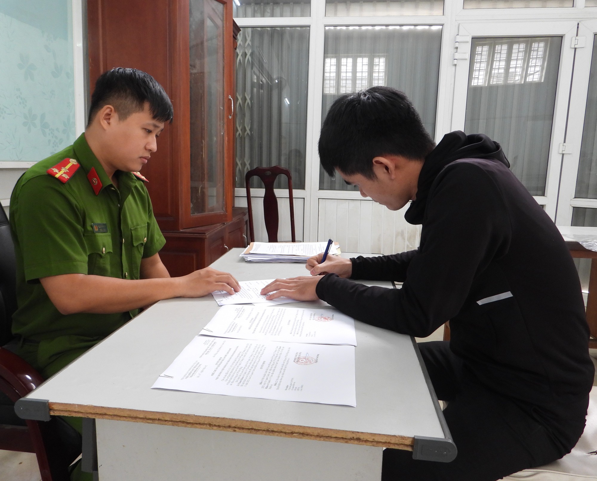 Nói dối làm thủ tục đáo hạn, cựu nhân viên ngân hàng lừa 1,5 tỷ của đồng nghiệp - Ảnh 1. Nói dối làm thủ tục đáo hạn, cựu nhân viên ngân hàng lừa 1,5 tỷ của đồng nghiệp - Ảnh 1.