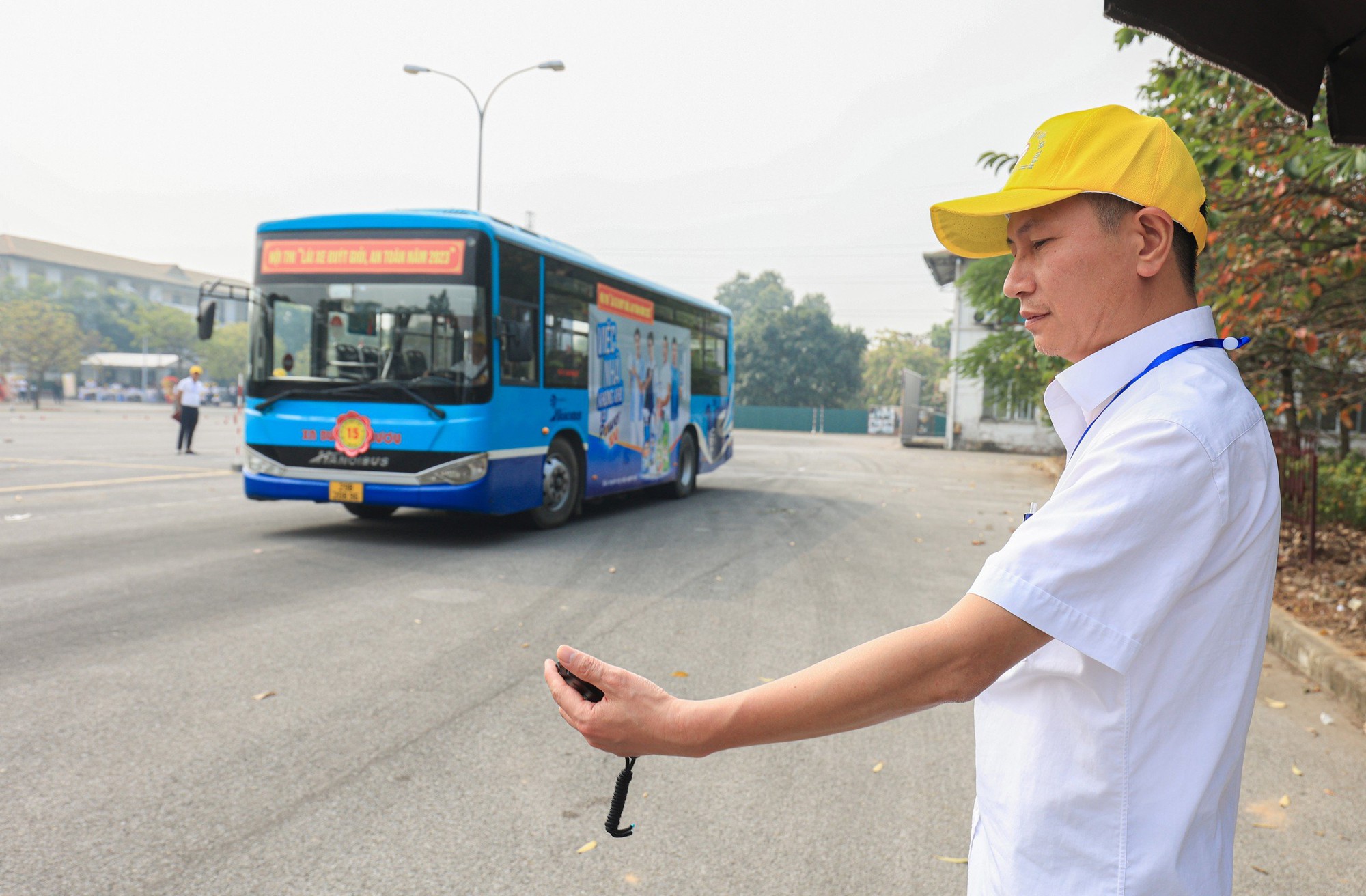 74 tài xế tranh tài tại Hội thi lái xe buýt giỏi, an toàn - Ảnh 9. 74 tài xế tranh tài tại Hội thi lái xe buýt giỏi, an toàn - Ảnh 9.