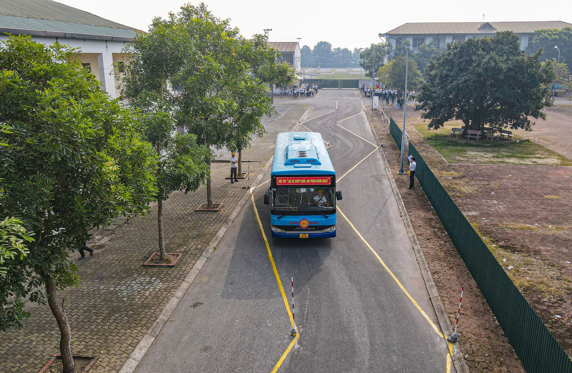 74 tài xế tranh tài tại Hội thi lái xe buýt giỏi, an toàn - Ảnh 7. 74 tài xế tranh tài tại Hội thi lái xe buýt giỏi, an toàn - Ảnh 7.