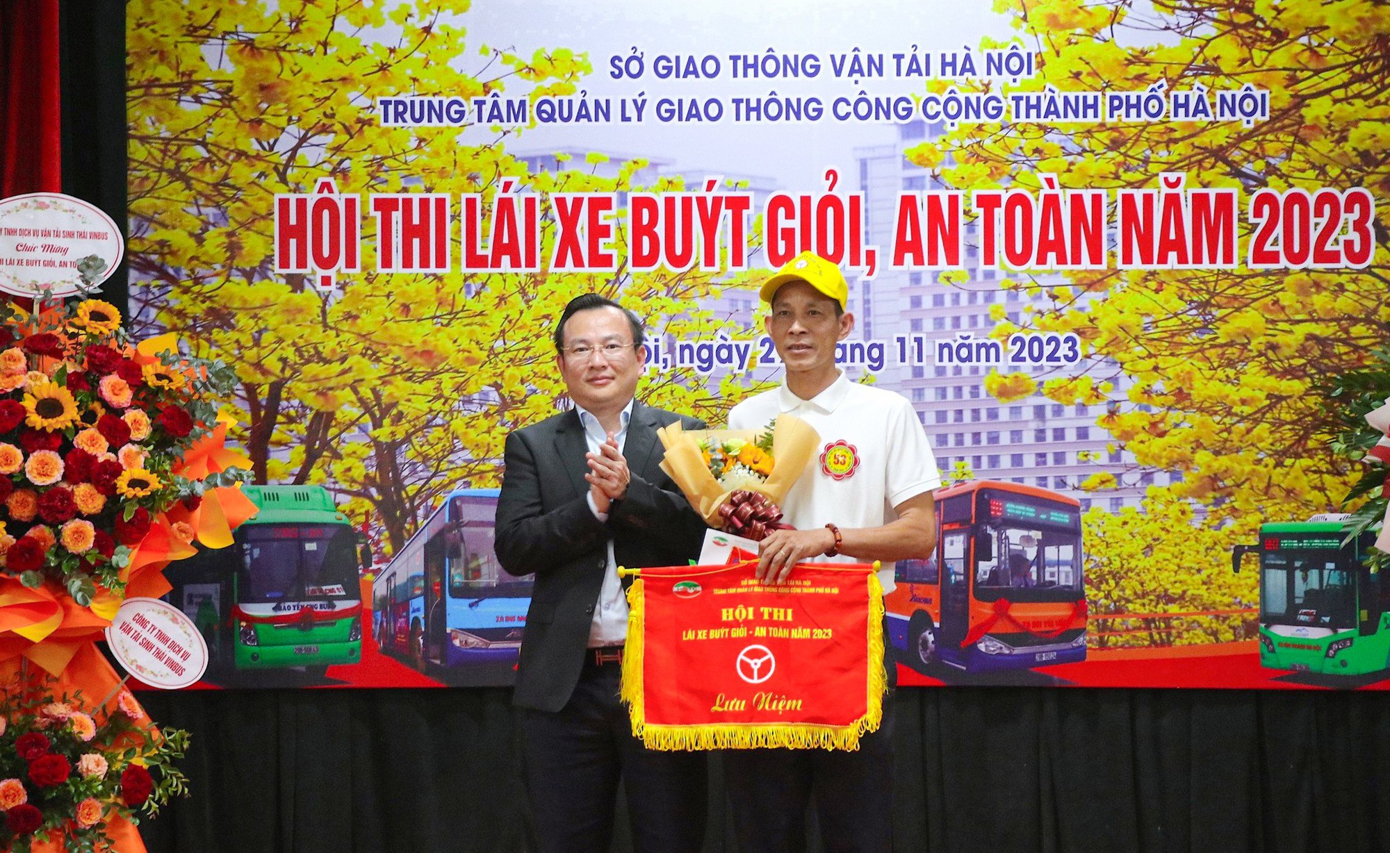 74 tài xế tranh tài tại Hội thi lái xe buýt giỏi, an toàn - Ảnh 14. 74 tài xế tranh tài tại Hội thi lái xe buýt giỏi, an toàn - Ảnh 14.