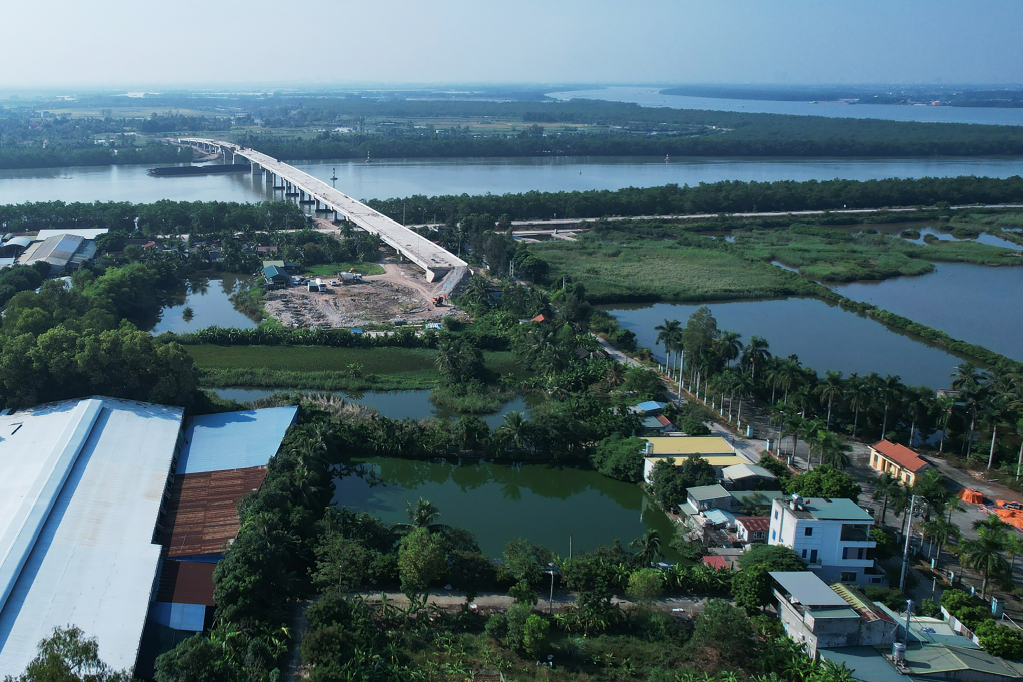 Vì sao dự án đường ven sông hơn 2.100 tỷ đồng thi công ì ạch, liên tiếp chận tiến độ? - Ảnh 2. Vì sao dự án đường ven sông hơn 2.100 tỷ đồng thi công ì ạch, liên tiếp chận tiến độ? - Ảnh 2.